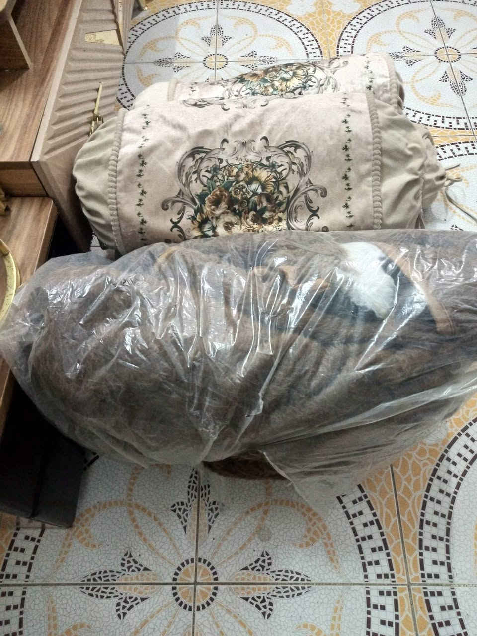 السلام عليكم أغراض للبيع برده متر و 30سحب سعره 20الف مخاد ربعه مامستعملات سعر الوحدة 4000الالف العدد 7 بطانيات جديدة مامستعملة ام نفر واحد سعره الواحد 15الف قفل لمبات مال غرفه عدد إثنين سعر الوحدة 10الاف قفل
