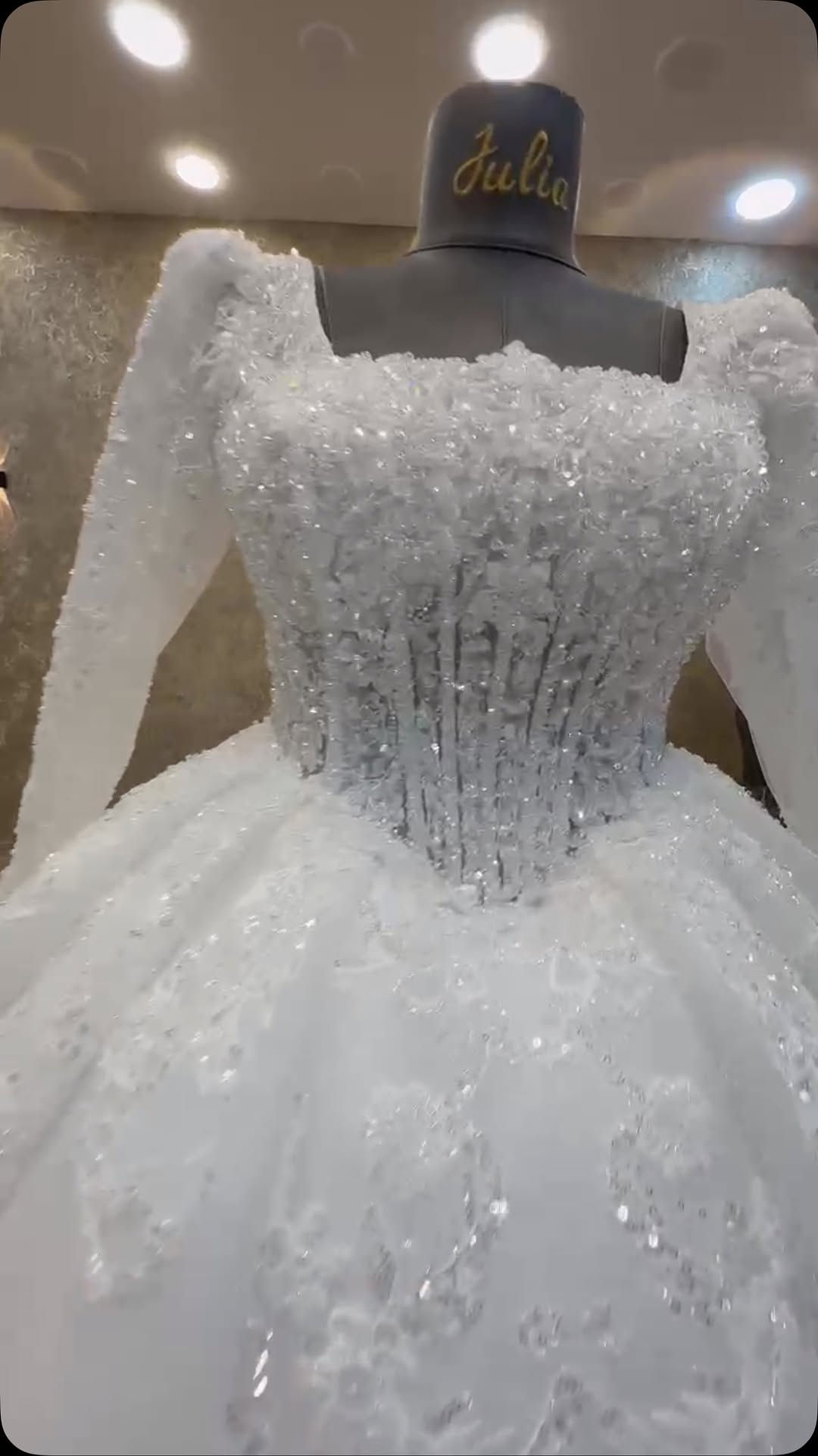فستان العمر نصممه بحب ليليق بفرحتك الكبرى❤️قياس الفستان فري سايز ____أزياء واثق شي للعرائس
