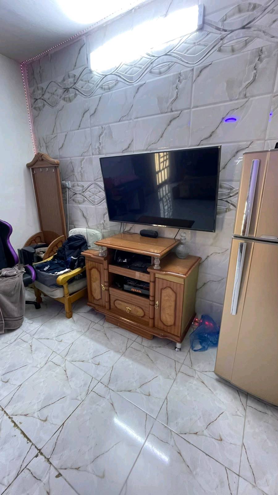 غرفة نوم للبيع خشب كاملة مكمل 
نوع الغرفة تركي معروضة الغرفه 650 الف وبيهه مجال وغرفه نضيفه وبالنسبه للشاشه ولثلاجه غير معروضات للبيع