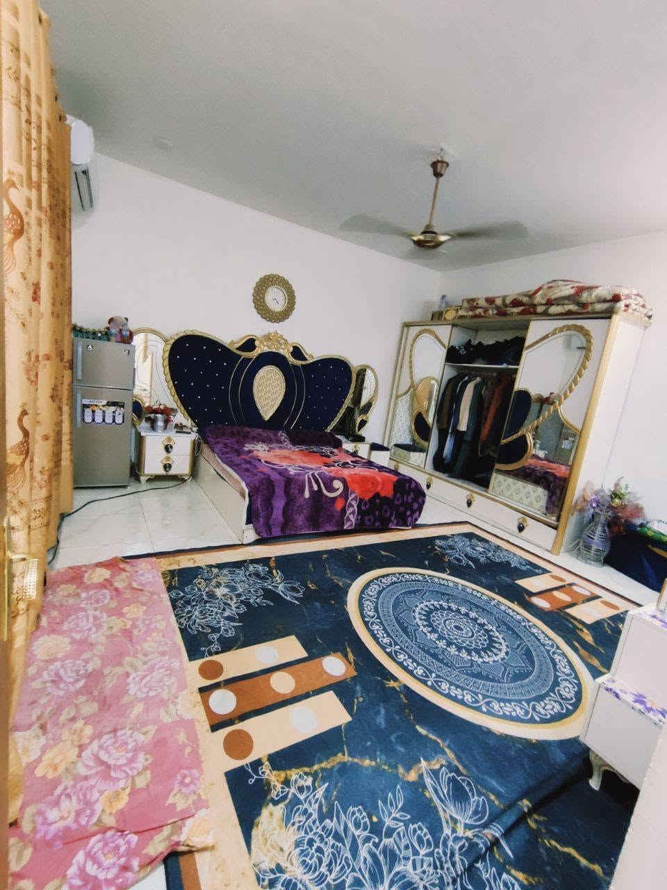 بيت طابو زراعي سند 25 ركن على ٤ شوارع مشمول بالتطويب مساحة 220
يحتوي على "
غرفتين نوم وحده جوه و وحده فوك
صالة
براني
مطبخ
صحيات داخلي وخارجي  
حديقه
كراج سيارة
باب مدخل 2
نقوصات البيت:
 ارضية الصالة
سيراميك الحمام الداخلي
سيراميك الدرج
سيراميك المطبخ
تكملة سيراميك الحمامات 
اما الباقي كله مكتمل 
بناء درجة اولى البيت كله طابوگ 
الاساس والسقف صب كونكريت مسلح 
شوارع تبليط وجميع الخدمات متوفره ماي كهرباء مدارس كافة الخدمات 
العنوان :
قرب حي الزيتون بنزلة سيد هاشم قريب ع شارع العام 
سعر 63وبي مجال للشراي  
واتساب :***********
