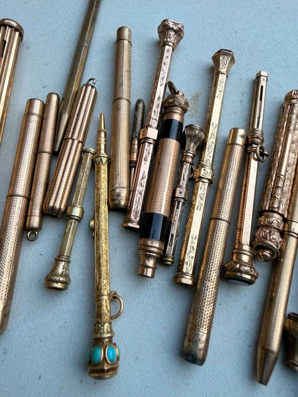 السلام عليكم، 
لعشاق الأنتيك التاريخي النوادر 
مجموعة أقلام قديمة فكتورية 
كل القطع تغليف ذهب 
الوزن الكلي 215 غرام 

السعر 1200$ 
*********** واتساب
