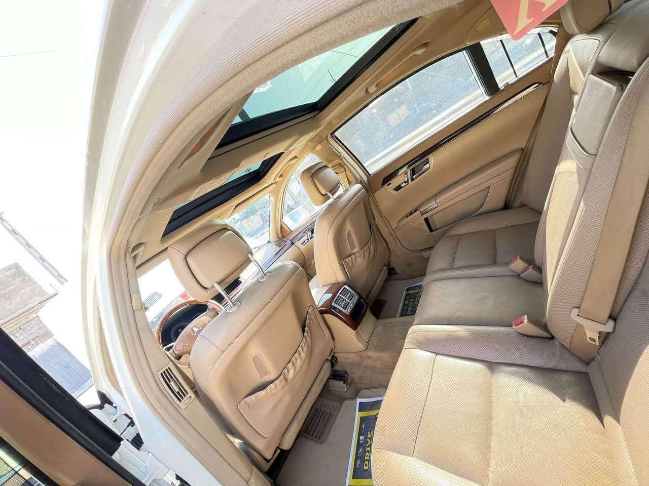 #مـارسـيـدس  اس كـلاس S350
#مـــوديـــــــل / 2012

#خـيـلـجـيــة 

#عــداد_الـمـسـافــة / 167 الـف 

#لــون ابيـــض مـيـتـاليــك الـداخــل مـشـمـشي
________________________

🔥 ثلاجة خلفية  
🔥هيدروليك ( صعود تخفيض السيارة)
🔥بانوراما 
🔥داخل بيجي Vlp 
🔥أبواب شفط 
🔥خمس بردات 
🔥محرك 6 سلندر 350s
🔥 ناظور ليلي (night vision)في الشاشة الامامية لعرض الطريق
🔥 أنارة داخلية متعددة
____________________________

علما ان ( سيارة وارد خليجي  )

محرك وگير وحدادية وكهربائيات (صفر مسج)بدون أي خلل محرك وكير مكفولات بشرط السيارة جديدة لوك..
 

السيارة صبغ فقط هلال خلفي والجاملغ الامامي بارد قليل

#الـعـنـوان / بـصرة 

#الـهــاتــــف /***********
