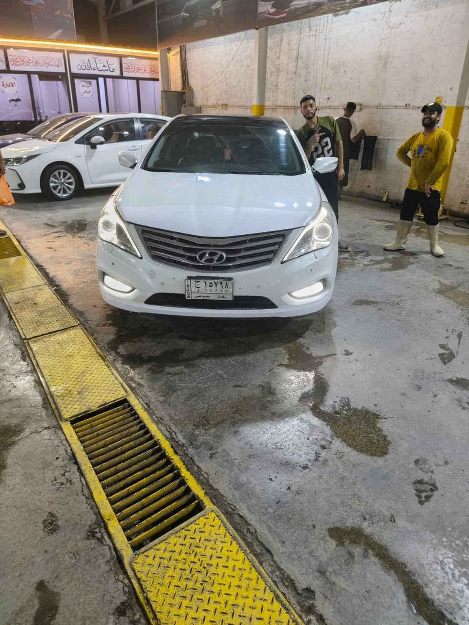 هونداي ازيره Vip خليجي 2012
المحرك V6 حجم 3000 المرغوب 
مكفولة كفالة عامه ماعدا شبر بصندوق 
السعر 115وبيه مجال
فتحة سقف بانوراما.
مقاعد جلد كهربائية.
تحكم ستيرن 
لدد نهاري 
ذاكرة للمقاعد (Memory Seats).
 وتسخين للمقاعد الأمامية
ستارة خلفية كهربائية.
حساسات أمامية وخلفية.
كاميرا خلفية..
تشغيل بصمة  Start/Stop.
نظام صوت Infinity الفاخر.
تكييف أوتوماتيك ثنائي التحكم.
مرايا كهربائية مع طي كهربائي وإشارات LED.
بريك يد إلكترونية.
إطارات + سبير جديد 
صدر أمامي خلفي جديد
مكان السياره بغداد 
***********
