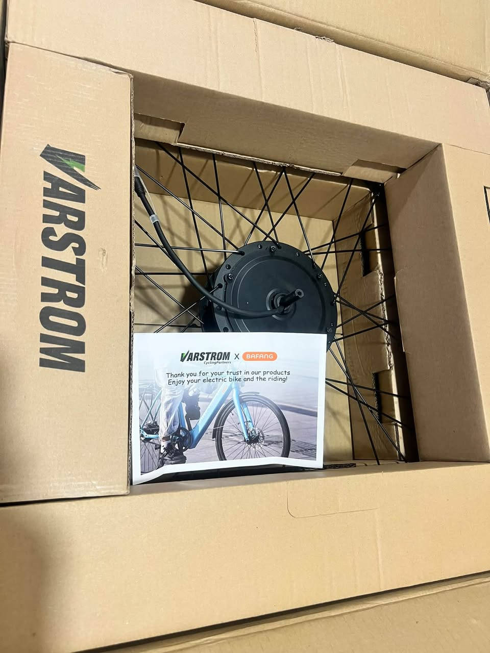 كامل للبيع ⚡️السلام عليكم شباب، متوفر عندي طقم تعديل دراجة كهربائية (E-Bike Kit) من الشركة العالمية الغنية عن التعريف BAFANG، وجاهز للتركيب الفوري.📋 مواصفات ومحتويات الطقم:المحرك: بافانج الأصلي بقوة 500 واط (عزم قوي جداً وسرعة ممتازة).الجهد الكهربائي: 48 فولت.حجم التاير (الويل): قياس 26 إنش (جاهز ومحبوك على السلك).الملحقات المتوفرة: العقل (الكونترولر) المبرمج والضفيرة الكاملة مع الشاشة الذكية لقراءة السرعة ونسبة البطارية.🌟 مميزات الطقم:تشغيل ناعم وسلس وبدون أي مشاكل أو أعطال.متوافق مع نظام الدراجة وقارئ البيانات شغال مثل الساعة 100%.عزم قوي جداً بالمرتفعات وسرعة ممتازة على الطريق.📍 المكان: السليمانية  للشراء والاستفسار، يرجى التواصل على الخاص أو الاتصال على الرقم: (***********)

نص مكتوب في الصور:
- BPM36V250W 563745