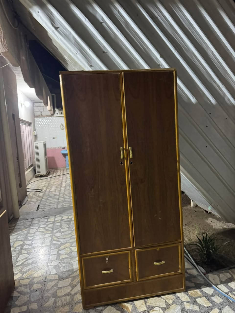 غرف نفرين حطاطه جربايه وكنتور 
250 الف وبيها مجال 
المفرق تقلطع الطرق والجسور 
مستعجله ع بيعتها 
***********
