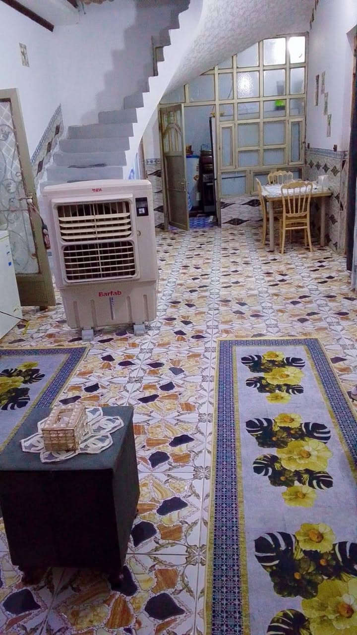 سلام عليكم 
...................... 
عقار للبيع طابو زراعي عثماني سند 25 اقرار محكمه 

✅1: يحتوي الدار على 2 غرف نوم + صاله كلش جبيره + 2 مناور + حمام داخلي + مطبخ + حديقه وطرمه كلش واسعه 
............ 
✅2: الطابق ثاني نفس بناء طابق الاول... واصل مرحتلة السقف 
............. 
✅3: الدار ركن عل شارعين عرض كل شارع 10 متر يبعد عن التبليط 20 متر ".... ول شوارع كلهاا سبيس وزفلت تبليط قديم الاسود 

......... 

✅4: ماء+ كهرباء + خدمات البلديه 

ملاحضه هامه ✅
..................  
بناء دار بلوك كهرباء درجه اوله السقف صب كونكريت 
الارضيه سيرامك..  ولاضلاع جص وبورك 

العنوان وارقام تواصل ✅
.................
الزراعي جديد مجاور حي الخطيب..  بل تحديد قرب (غركانه. ام حيدر) 

(*********** او ***********

