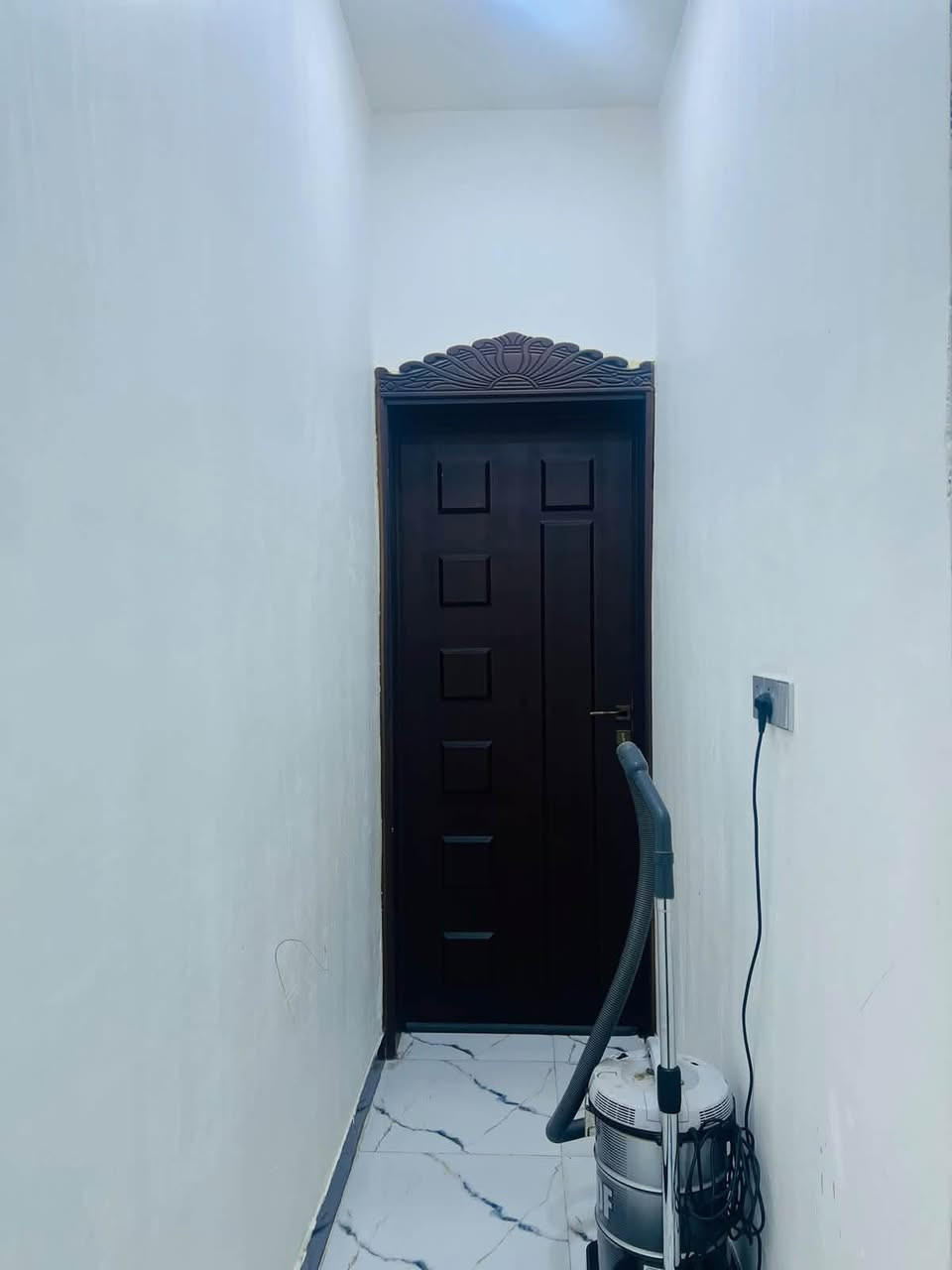 اعلان رقم131✅

🔘  للبيع دار سكن في حي الجامعة طابقين 125 م طولاني 

🛑فرعي 
🛑مساحة 125 (5*25
🛑 شارع 10m
⚠️ تفاصيل مثل ما موضح بالصور 

طابق ١
⭕️ستقبال 
⭕️غرفة1
⭕️صاله 
⭕️مطبخ 
⭕️صحيات خارجية وداخلي 
⭕️منور
⭕️حمام

طابق ٢ 
⭕️غرف عدد2
⭕️صاله 
⭕️صحيات 
⭕️ستارة +بيتونه 

📈للاستفسار الاتصال او التواصل مع الصفحة
*********** 📞
***********📞
*********** 📞
🏡 بأدارة علي كريدي 
🌍الموقع المكتب الخاص بنا : 
       واسط / كوت / حي الجامعة تقاطع  
        شارع ٣٠ م مجمع رزان
