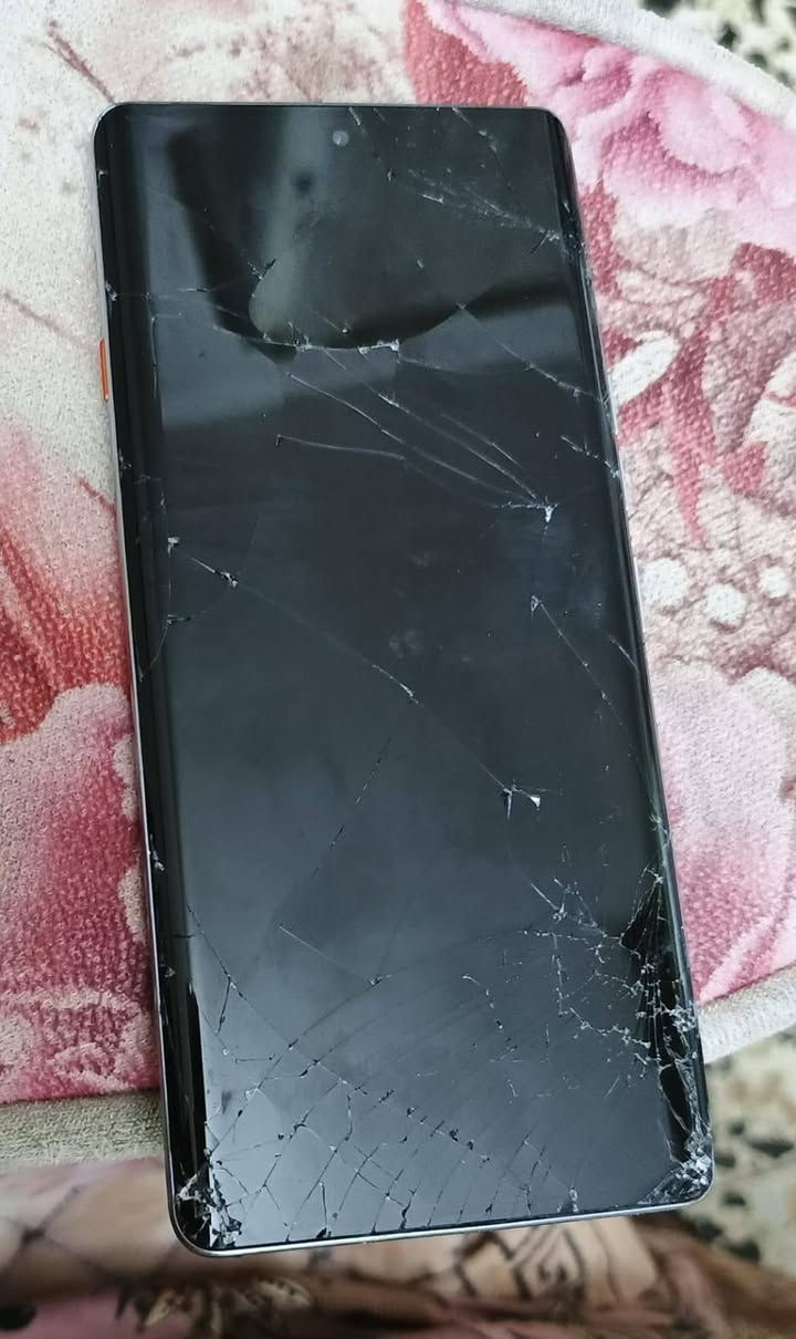 السلام عليكم هاذ الجهاز اخذته جديد بل كارتونه بعدهي غراضه الهسه عندي شاحنه وكارتونه بسوكع مني ول شاشه نكسرت اريد ابيعه هيج على حطته بس بي غراضي وصوري وحساباتي يعني الي يشتري يصلحه واخذ غراضي منه وبل عافيه عليه مكاني بغداد حي الامانه قرب الضريبه السعر ١٢٥ متواجد فيس ورقم ***********
