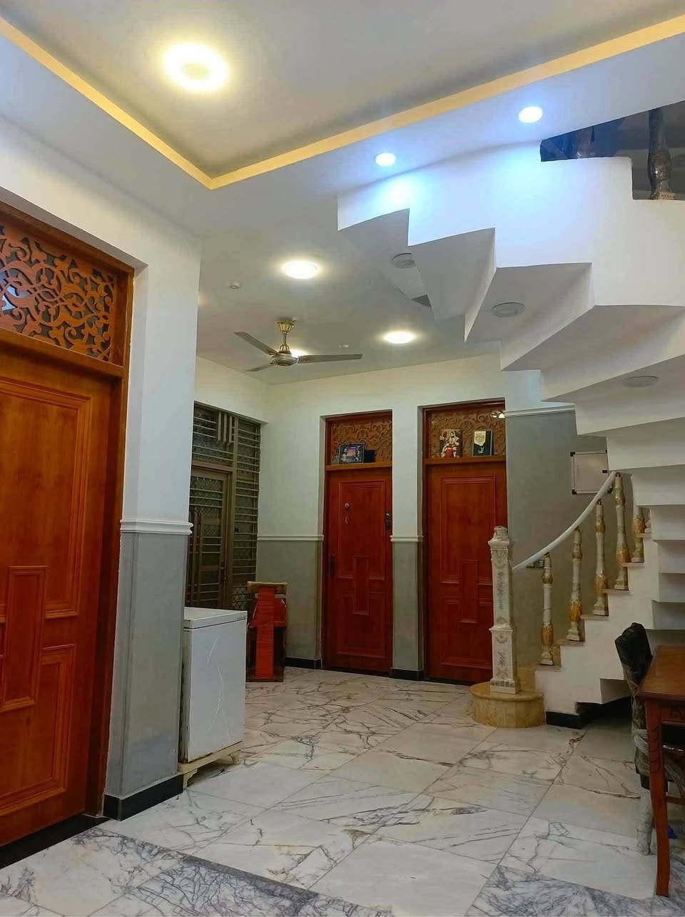 سلام عليكم بيت حديث زيرو للبيع مساحتة  144متر ثلاث طوابق يحتوي على حوش واستقبال وصاله و7غرف نوم و4حمامات مشتركة ومنور ومطبخ حار وبارد ومنضومه انترنيت ومنضومه كاميرات للبيع في مدينه لصدر قطاع 32فرع لعريض  عرض لفرع 12متر مقابل مدرسه ثورةالعشرين قرب حسينيه حجي صاحب اللا ستفسار 📞 ***********     رقم  صاحب البيت
