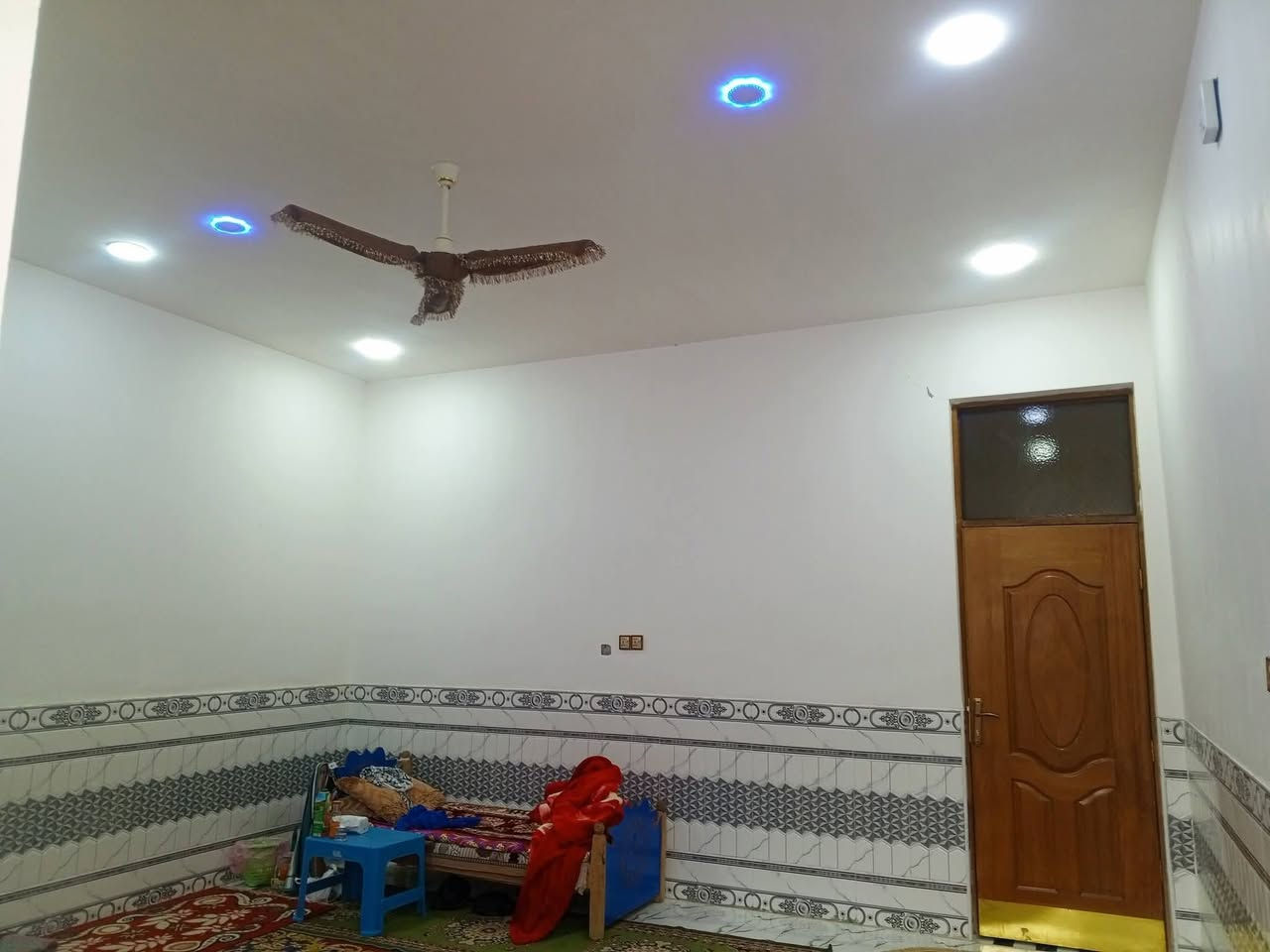 السلام عليكم 
يتوفر بيت للبيع بناء حديث
طابو زراعي عراقي سند، 25
مساحه البيت 400متر
يتوفر من ثلاث غرف موزع صاله ديوان كبير حديقه
الموقع ميسان طريق الحولي مقابل الالف دار 
السعر 120مليون وقابل للتفاوض 
الاستفسار الإتصال ‏‪‏‪***********‬‏
