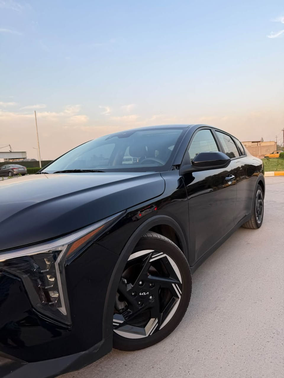 السلام عليكم كي فور للبيع
🚘 Kia K4 EX 2025

*********** 
🔹 اللون: اسود 
🔹 المحرك: 2000cc DOHC — 4 سلندر
🔹 الكير : IVT أوتوماتيك
🔹 دفع أمامي FWD
🔹 الممشى: 29000 فقط
🔹 تترقم شمالي اربيل

✨ المواصفات:
🔸 كشنات قماش
🔸 شاشة كبيرة 12.3 إنش متصلة
🔸 Apple CarPlay & Android Auto 
🔸 تشغيل بصمة + تشغيل زر
🔸 دخول ذكي
🔸 مثبت سرعة ذكي
🔸 كاميرا خلفية
🔸 حساسات أمامية وخلفية
🔸 أنظمة تحذير ومساعدة بالقيادة
🔸 نظام المحافظة على المسار
🔸 فرامل طوارئ أوتوماتيكية
🔸 إضاءة LED

💥 الحادث: بنيد و جاملغ 

📌 ملاحظة:
الدعامية أصلية ✅
هنالك رصعة  في البك لايت الايسر✅
صور الحادث ورقم الشاصي مرفق مع الصور✅

للاستفسار عن السعر اتصل على الرقم 

***********

