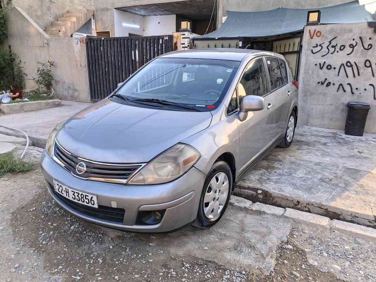 نیسان ڤێرسا سلڤر مۆدیل2012 جاملغی پشتەوە لای سایق سبوغە کەڤەرەکەی گۆڕاوە لەگەڵ نیو دەرگای پشت سایق لەگەڵ سەرە نوکی بۆنیتی لەڕسمەکان دیاریکراوە  سەنەوی نوێیە تا 2030 بەناوی خۆمە نرخ 74وەرەقەو معامەلە. ژمارە موبایل ***********
