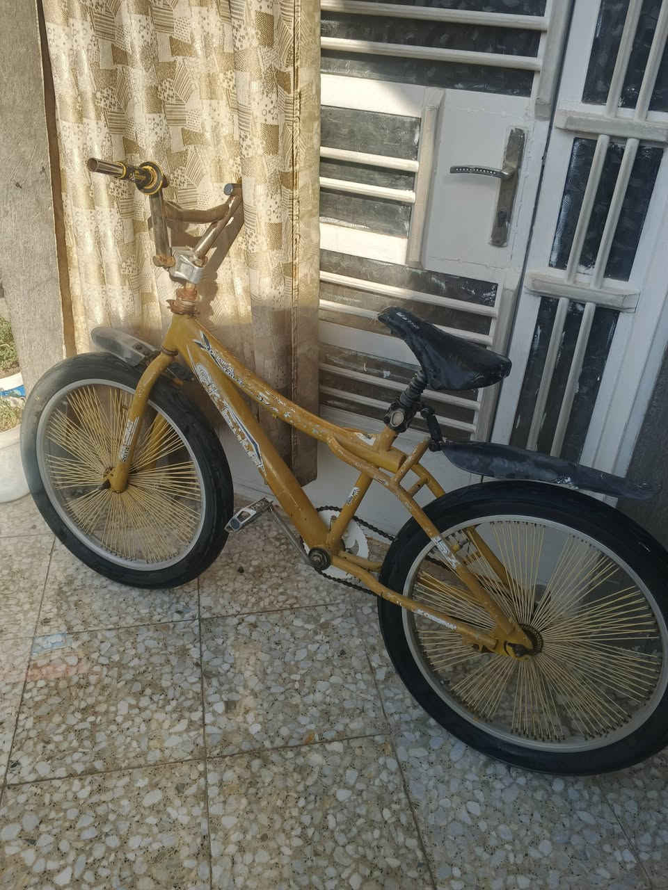 السلام عليكم ورحمة الله 
دراجتين هوائيه للبيع 
1-دراجه هوائيه نوع bmx موديل 2014 بيها نقص صچم
2-دراجه هوائيه نوع كنت بس التاير مبنچي الخلفي 
السعر ثنيناتهن ب 100 قفل
العنوان الامين  بسكينه
للتواصل رقم *********** متوفر واتساب
