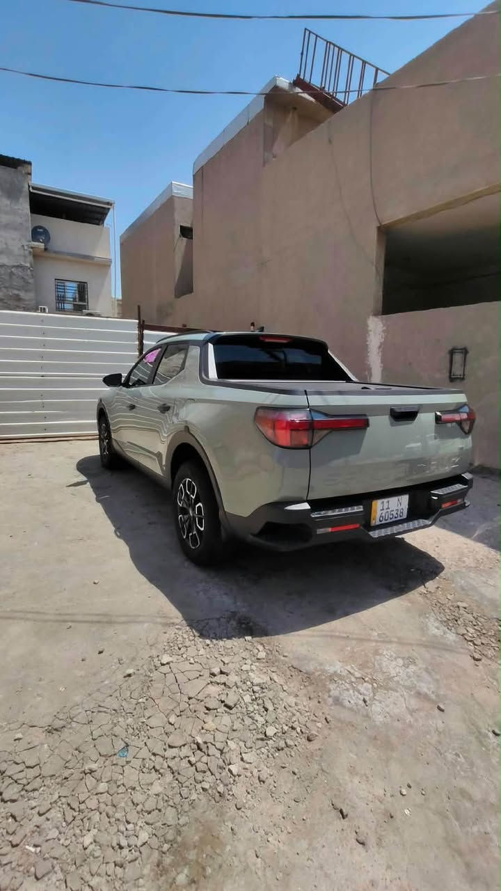 السلام عليكم 
سانتا كروز مديل 24 رقم بغداد بأسمي فول مواصفات حادثه بس بارد مابيه اي تبديل ماشيه 60 الف المحرك 2500 تنفس طبيعي كلش هواي بيه مواصفات 
مكاني البصره السعر 180 
***********

نص مكتوب في الصور:
- 4:16 PM Mon 6 Jul 69% bid.cars 2 / 17 1:1 BIDCARŞ