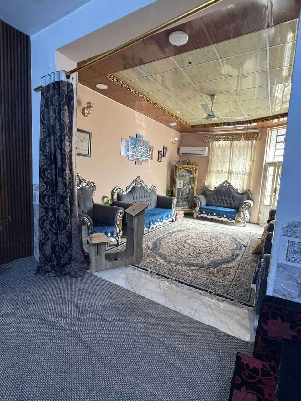 سلام عليكم عندي بيت للبيع في البوبيات عامود ٧٥ مساحته ١٣٥ بي أربع غرف نوم وصاله واستقبال ومطبخ وبي مجاري السعر ١٦٠  وبي مجال بسيط الرقم ***********
