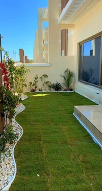 كادر عمال • قص الحديقة • زرع ورد