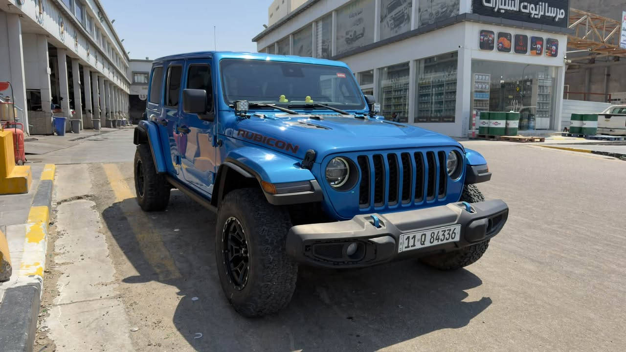 جيب رانجلر موديل 2022 روبيكون
* النظام: Plug-in Hybrid 4xe
* القوة: حوالي 375 حصان
* العزم: حوالي 637 نيوتن.م
* القير: أوتوماتيك 8 سرعات
* الدفع: 4×4 دائم/قابل للاختيار
* نظام الدفع: Rock-Trac 4x4
* الدفرنسات: Tru-Lok إلكترونية أمامي وخلفي
* التعليق: Heavy-Duty
* الـ Sway Bar: فصل إلكتروني أمامي
* وضعيات القيادة: Hybrid / Electric / eSave
* البطارية: ليثيوم-أيون Plug-in
* الشحن: AC
* الخلوص الأرضي: حوالي 27 سم
* زاوية الاقتراب: حوالي 44°
* زاوية المغادرة: حوالي 37°
* زاوية كسر المنحدر: حوالي 22.6°
* عمق الخوض بالماء: حوالي 76 سم
* التايرات: قياس Rubicon الشائع LT285/70R17
* الجنوط: 17 إنچ
* الأبواب: 4
* السقف: قابل للإزالة
* الأبواب والزجاج: قابلة للإزالة/الطي حسب التجهيز
الضرر جاملغ عكس السايق بدون شواصي 
السعر 270 وبيها مجال
ماشيه ١٧٨ الف كيلو 

***********
