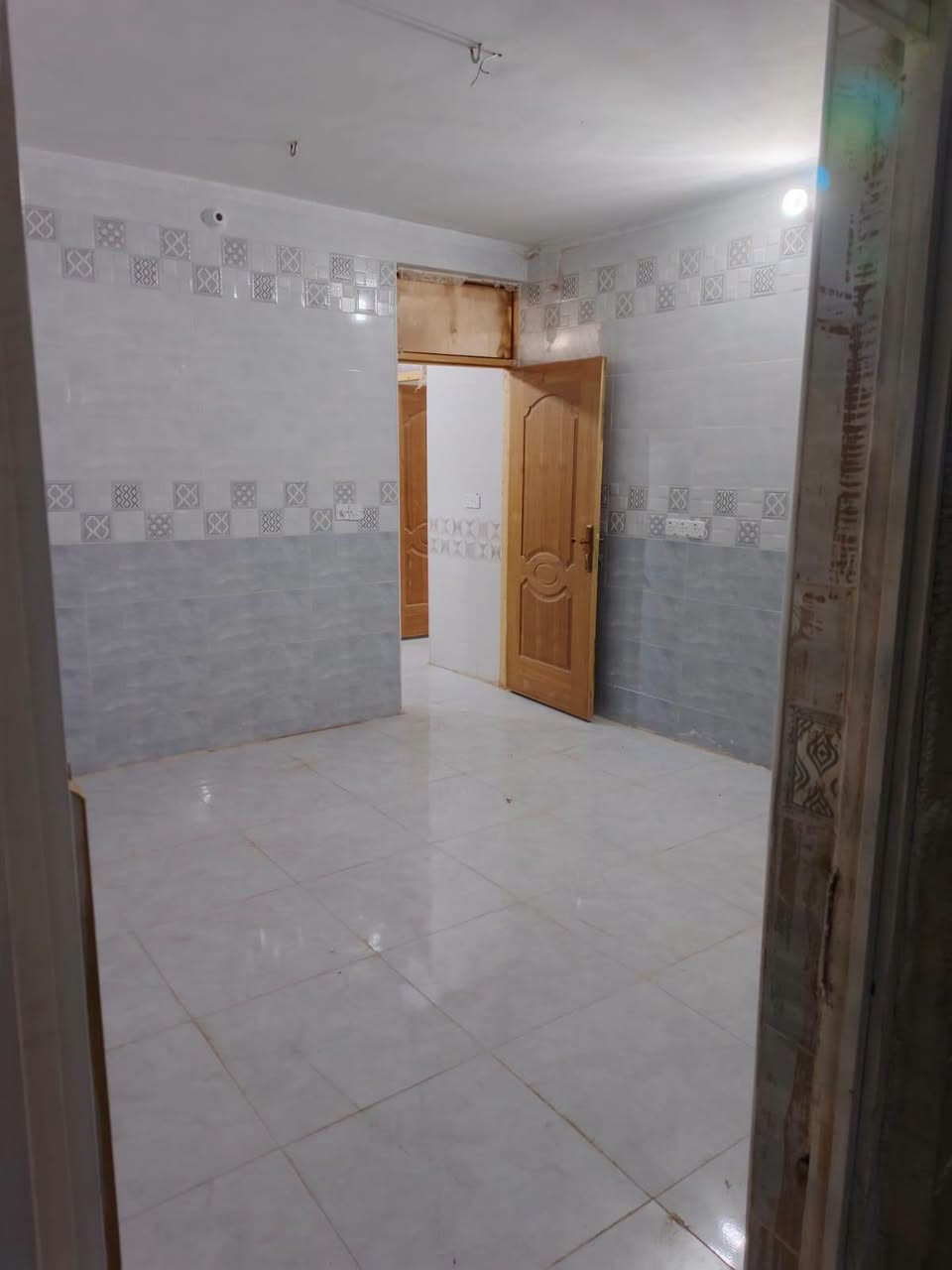 🥰🔷دار سكن للبيع مساحه 200م حي الحكيم نزلت أفران الهادي ثاني فرع قريب عشارع 
🔷🥰 يتكون من غرفه وهول واستقبال ومطبخ وصحيات داخليه وخارجيه 
🥰🔷بناء طابوك وسكف صب ماعدا المطبخ بلوك
💵السعر55 وبيه مجال بسيط 
الاستفسار ***********
