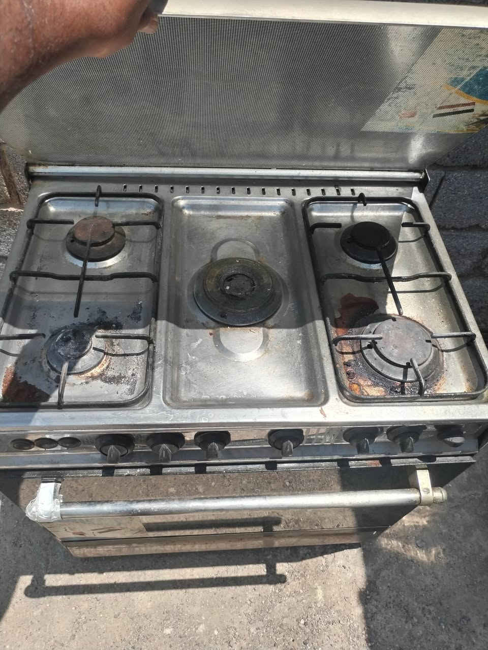 طباخ نضيف شرط الشغل للبيع ***********

