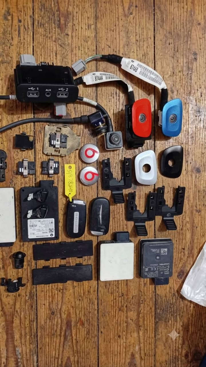 كاميرا جارجر أوباما بدون ملحقات 40 الف 
مرايا جانبية جارجر أوباما جهة سائق 35  الف 
بورد تبريد عادي جارجر أوباما 25  الف 
سبورت 35 الف 
تراك باك سبورت 75 الف
إطار شاشة جارجر 35 الف 
مرايا وسطيه فول مواصفات 25  الف
شفتات ستيرن جارجر أوباما 65 الف 
لويات جارجر أوباما جالنجر زوج 30 الف 
فيش لايت جارجر أوباما تفصيخ زوج 25 الف 
تحكم جام باب الصدر 20 الف 
تحكم جام باب خلفي 10 آلاف 
أضواء رقم زوج 25 تك 15 الف
حساس صالنصة اوكسجين 25 الف 
زوج سماعات الباين اصلي تفصيخ 25 الف
جامة اب باب 20 الف تفصيخ اصلي 
زراكات زوج 20 الف 
جكات بنيد زوج 20 الف 
ماطور بوابات تبريد داخل دشبول 20 الف 
ماطور ماسحات مع الاذرع 40 الف 
دبة زراكات فارغة 20 الف 

عندي اهواي أغراض علق أو راسلني واتساب وابشر 
*********** بغداد, العراق
