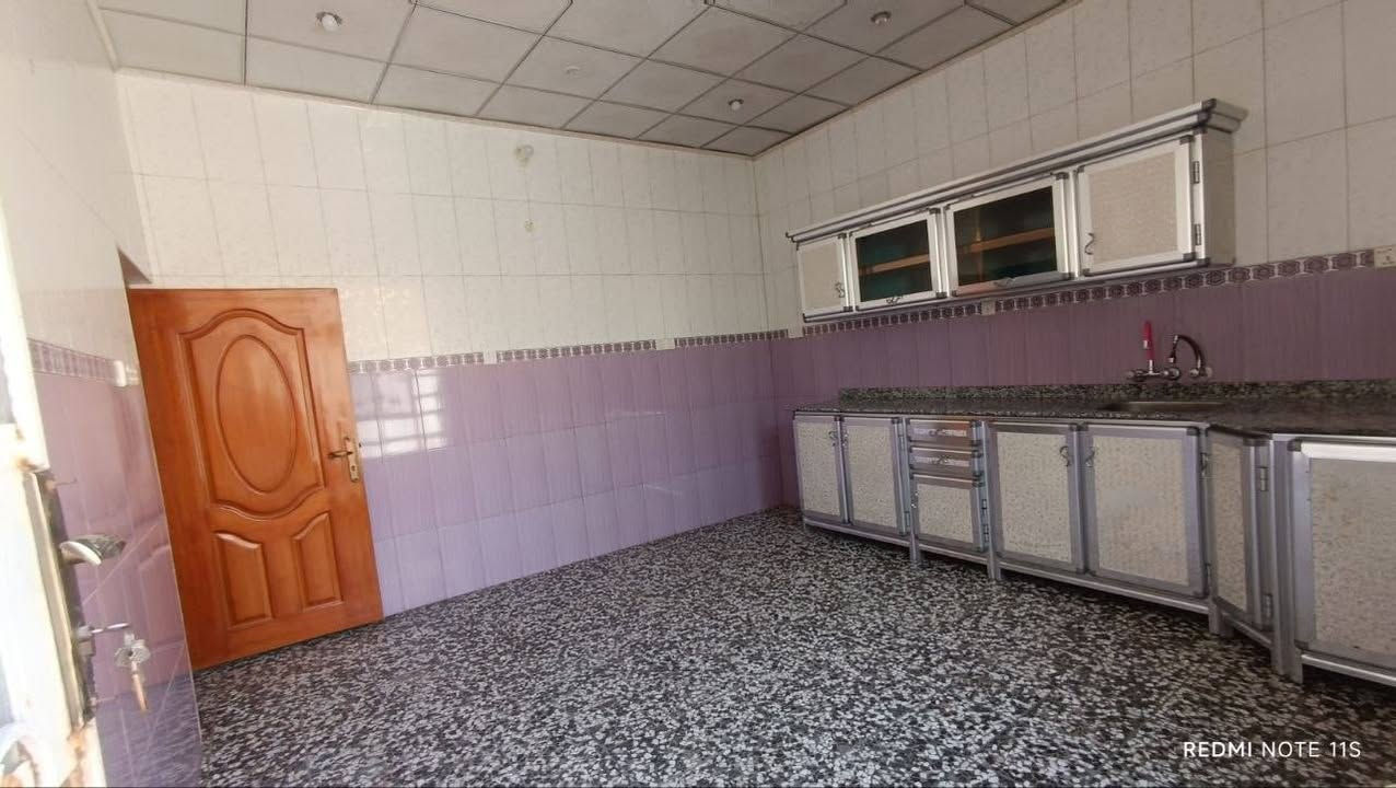 بسم الله الرحمن الرحيم
#بيت_للبيع 

العنوان📍 البراكية شارع علكم قرب مدارس آيات الرحمن 
طابو زراعي بي مكاتبة مع مالك الارض مع صورة لسند الارض
المساحة 125م واجهة 8.35 نزال 15 غرفة و استقبال ومطبخ وصالة  مفتوحة على البيتونه كبيرة تحتوي على مخزن و حمام داخلي و خارجي أيضاً و مكشوفة 
💸السعر 43 مع المجال .
التواصل مع  الرقم ***********

نص مكتوب في الصور:
- REDMI NOTE 11S