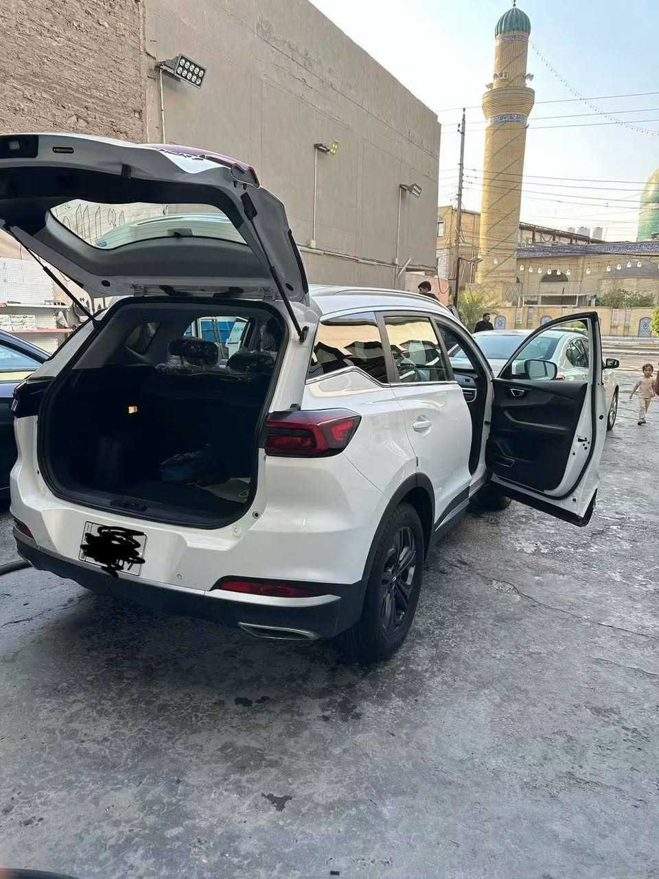 بيع سريع بسعر مناسب ( زيرووو بالضمان )
شيري تيكو 7pro موديل 2024 
(بنزين جداً اقتصادية)
رقم بغداد بأسمي تحول مباشر
حجم المحرك 1.5L TURBO،مرتبط بناقل حركة أوتو 7نمر
مفتاح التشغيل، بصمةترحيب، تشغيل عن بعد  
حساسات أمامية، حساسات خلفية 
لايت زينون + LED، كشافات، بك لايت LED 
دخول بصمة ذكي 
ويل كب 18، 4 دسك، حساسات ضغط الاطارات 
اشارة في المرايا الجانبية 
هاند بريك كهرباء 
دشبول شاشة ديجيتال  
كاميرا دوارة، 
مثبت السرعة Cruise، المودات والاوامر الصوتية  Bluetooth  
مخرج منفذ الطاقة 
فحص نظام السيارة 
انارة داخلية LED محيطية
المقاعد جلد 
تبريد  شاشة، قطعتين تبريد 
نظام مانع الانزلاق، نزول المنحدرات أوتو هولد
حاملات الأكواب 
ماشية 3000 كيلو  زيرو
ضمان لمدة 6 سنوات أو 200,000 كم 
مكان السيارة بغداد 
للاستفسار *********** واتساب

نص مكتوب في الصور:
- 1