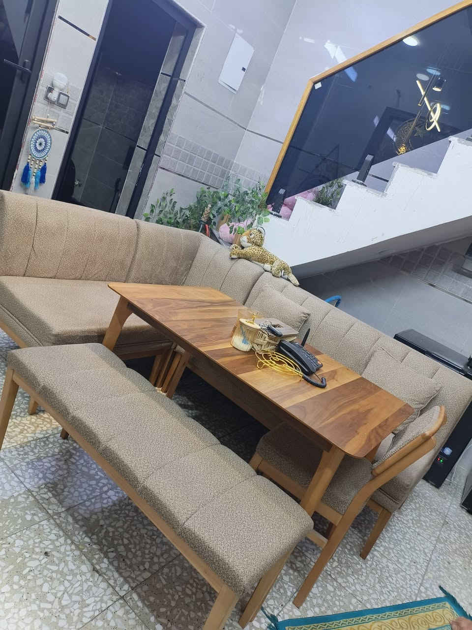 ميز طعام 10 مقاعد اخو الجديد ماخذته 750 ابيعه 500 الي يريد يتفضل ***********
