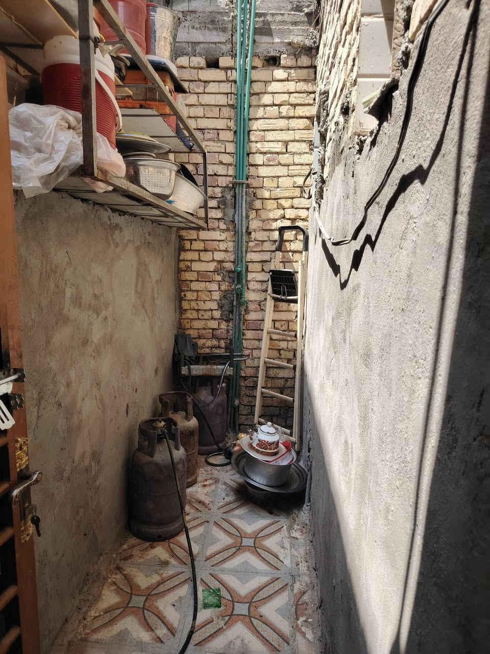 من رخصت الادمن المحترم بيت 180 متر طابقين الجوه كامل غرفتين صاله كبيره استقبال مطبخ خدمات اما الطابق الثاني بي نواقص السقف مال طابق الثاني سندويج ويراد ترتيب البيت موقعه حلو المسيب خلف شيش الحاج فاضل الغانمي مقابل البانزيخانه الميقات السعر 65 وبي مجال قليل ***********
