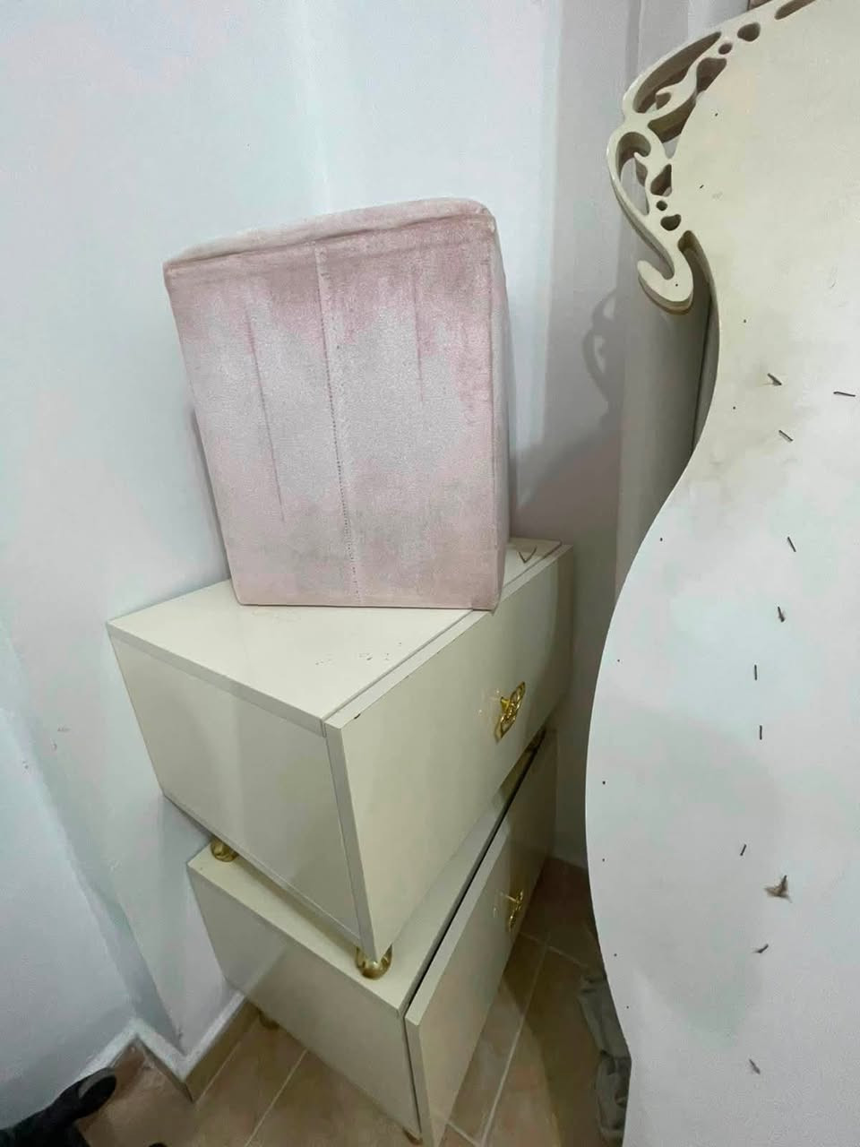غرفه نوم للبيع سعرها 200 وميز الطعام 150 وبي مجال بسيط ***********
