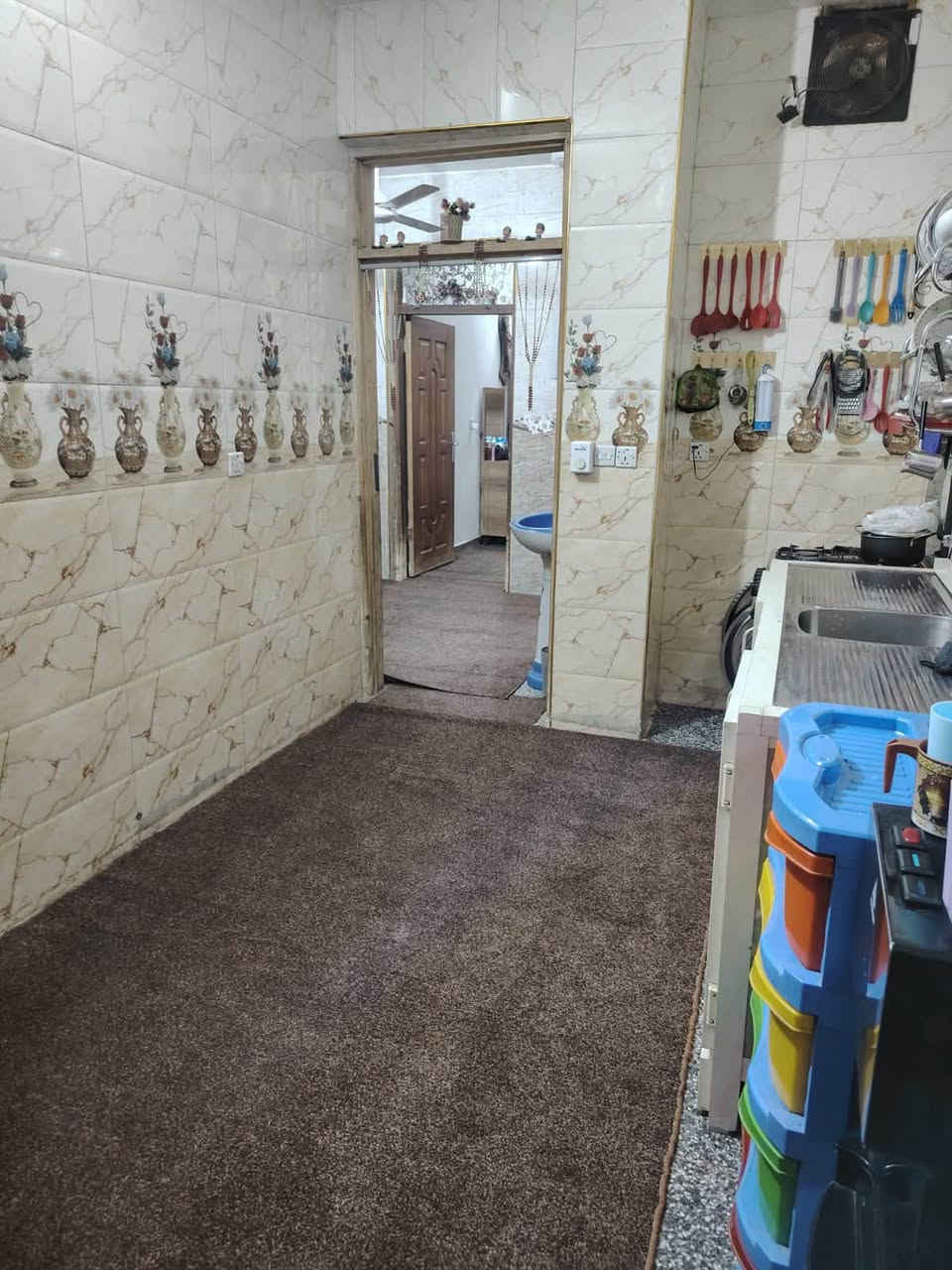 السلام عليكم بيت ١٠٠متر شارع ابو احمد الزركاني قرب الهياكل البيت طابقين ٤غرف نوم ٣تواليت ٢حمام مناور ٢ مطبخ وصاله البيت كامل تعال شوفه***********
