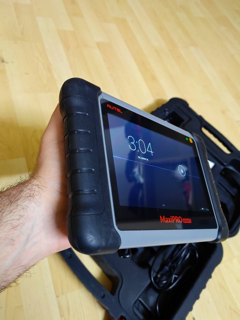 للبيع: جهاز فحص أعطال السيارات Autel MaxiPro MP808TS مستعمل بس نظافة 98% 
تحديث 2025 مشمول (اشتراك التحديثات فعّال)

📱 الشاشة: لمس LCD مقاس 7 إنش بدقة 1024×600، سهلة الاستخدام حتى لغير المختصين

⚡ المعالج: رباعي النواة (Quad-core) — سرعة عالية بالفحص والتشخيص

🚗 تغطية السيارات: يشتغل على أكثر من 80-150 نوع وموديل سيارة (أمريكية، آسيوية، أوروبية)، موديلات من 1996 وما فوق

🔧الوظائف الأساسية:
- قراءة ومسح أعطال المحرك وكل الأنظمة الإلكترونية بالسيارة (ECU, ABS, Airbag, Transmission... الخ)
- عرض البيانات الحية (Live Data) بشكل رسم بياني
- Active Test - فحص تفاعلي للأجزاء
- تعديل وبرمجة (Adaptation/Matching)
- تقنية Auto VIN اللي تعرف نوع وموديل السيارة أوتوماتيكياً

🛞@نظام TPMS (حساسات هواء الإطارات):
- قراءة وبرمجة حساسات TPMS
- تفعيل الحساسات الجديدة
- عرض خطوات إعادة الربط (Relearn) الخاصة بكل شركة سيارات
- برمجة حساسات MX-Sensor البديلة

📶 الاتصال: بلوتوث + واي فاي + كيبل USB

🌐 اللغات:يدعم أكثر من 13 لغة منها الإنكليزي والعربي (حسب النسخة) والفرنسي والألماني وغيرها

☁️ يدعم منصة MaxiFix السحابية: قاعدة بيانات كبيرة لحلول ومشاكل السيارات المجربة من فنيين حول العالم

📦 الجهاز شامل:
- كل ملحقاته الأصلية موجودة كاملة
- ورقة الشراء (الفاتورة) موجودة
- تحديث 2025 مفعّل

الجهاز مناسب للمحلات، الگراجات، وحتى الفنيين المبتدئين لأنه سهل الاستخدام وما يحتاج خبرة عالية.

📩 للاستفسار والتواصل، مراسلة خاص.
*********** واتس اب
