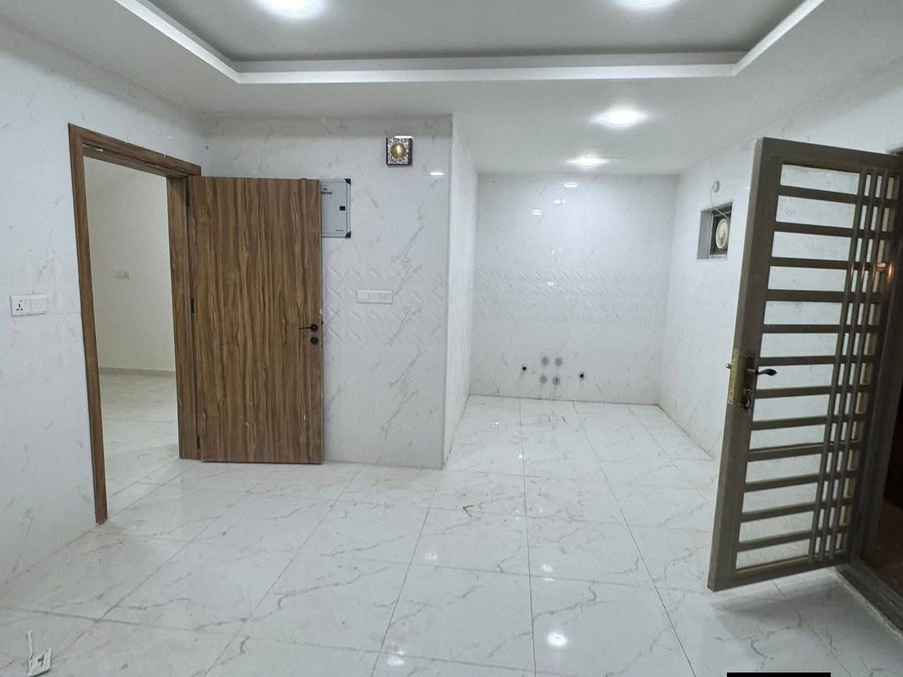 صاعد مصرف عقاري ✨
دار للبيع في مجمع الأميرات الثانيه مساحه 250 متر مربع رابع 
يحتوي على اضافات غرفه ثالثه فوك مع كتائب وترتيب الماء 
مجموع اربع غرف نوم واستقبال وحديقه وكراج 
يباع بمقدم 125 والمتبقي اقساط على المصرف العقاري 
القسط الشهري 508 الدار جاهز للسكن 
للتواصل *********** مكتب النخيل للعقار 🌴
