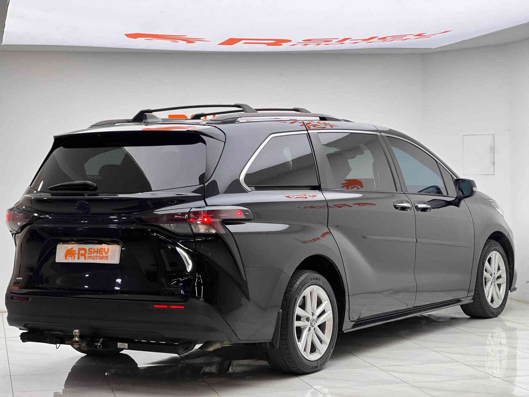 سيارة عائلية و اقتصادية و فول 🔥🔥😍
Toyota sienna 2023
تويوتا سيينا ٢٠٢٣

مواصفات XLE-AWD
(فتحة سقف-مقاعد جلد و تدفئة-تبريد مركزي-بصمة-ابواب خلفيه كهربائية-شاشة-car play)

مكينة ٤سلندر حجم ٢.٥لتر هايبرد 🔋
ماشية 35,000 ميل فقط و بحالة ممتازة 

السيارة بيها ثلاث قطع تبديل شركة نفس اللون و بيها اسف الابواب و اسفل الجاملغ صفحة النفر صبغ السيارة كلش نظيفة ايرباك ستيرن راجع سيستم شركة

رقم دهوک الدولي شرط التحویل
مكفولة من كير و محرك و كهربائيات

و ب سعر(255$) ورقة و بيها مجال بسيط

مكان السيارة

دهوك -معرض ارشف R-Shev
رقم51 من معارض التيرمينال 

***********
*********** دهوك, العراق
