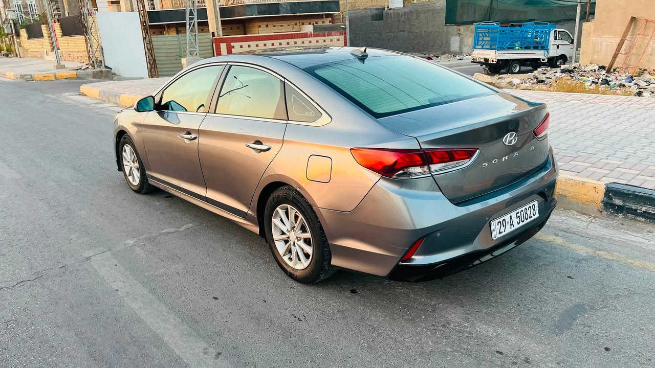 تحيه طيبه…❤️
سياره للبيع نوع هونداي سوناتا 
موديل ٢٠١٨ 
رقم واسط حره تحويل مباشر سنويه وهزه ولوحات دولي مجددات 
لون رصاصي فيلي 
.
وارد امريكي حادثها كلش خفيف طخه بدايه البنيد ونفسه مصبوغ والجاملغ معدل بارد ومصبوغ وعندي صور الحادث ومرفقات بالمنشور 
.
مكينه ٢٤٠٠ مكفوله من التبخير والتنقيص 
كير اوتوماتيك 
شاشه كار بلي 
كامره دواره 
تبريد انجماد 
صدرها نظيف 
تايرات نظيفه 
لد نهاري 
رادارات جانبيه
وبعد هواي مواصفات بيها
وسعرها ١٢٣ وبيها مجال بسيط بعد المعاينه 
وهذا رقمي ***********
ومكانه بالكوت مركز المدينه
