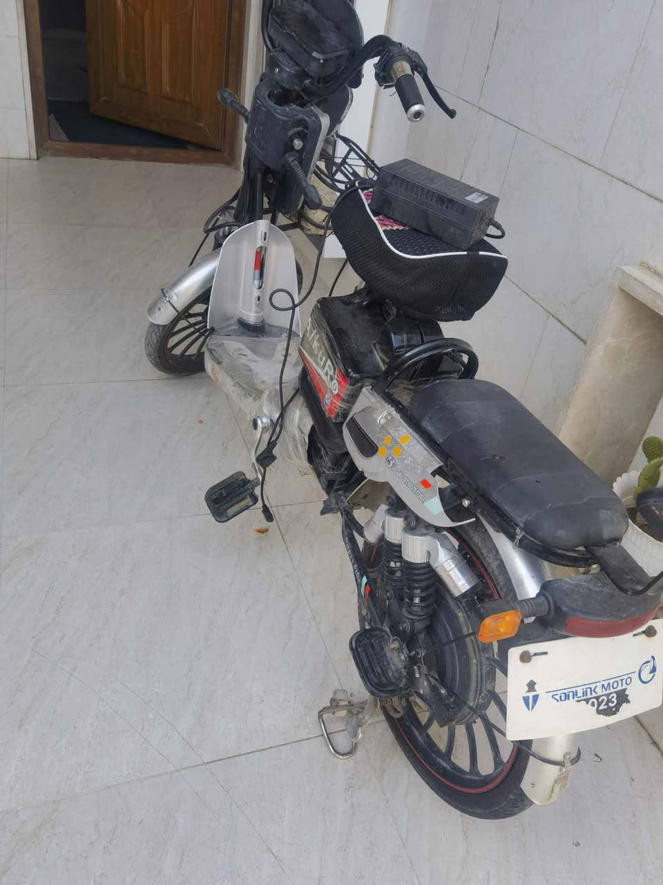 بايسكل شحن حجم 20 كبير شغال بدون مشاكل اني وزني 95 و دا استعمله اروح و اجي بيه سعر 220الف و بيه مجال للشراي عنوان اربيل بنيصلاوة *********** واتساب أربيل, العراق
