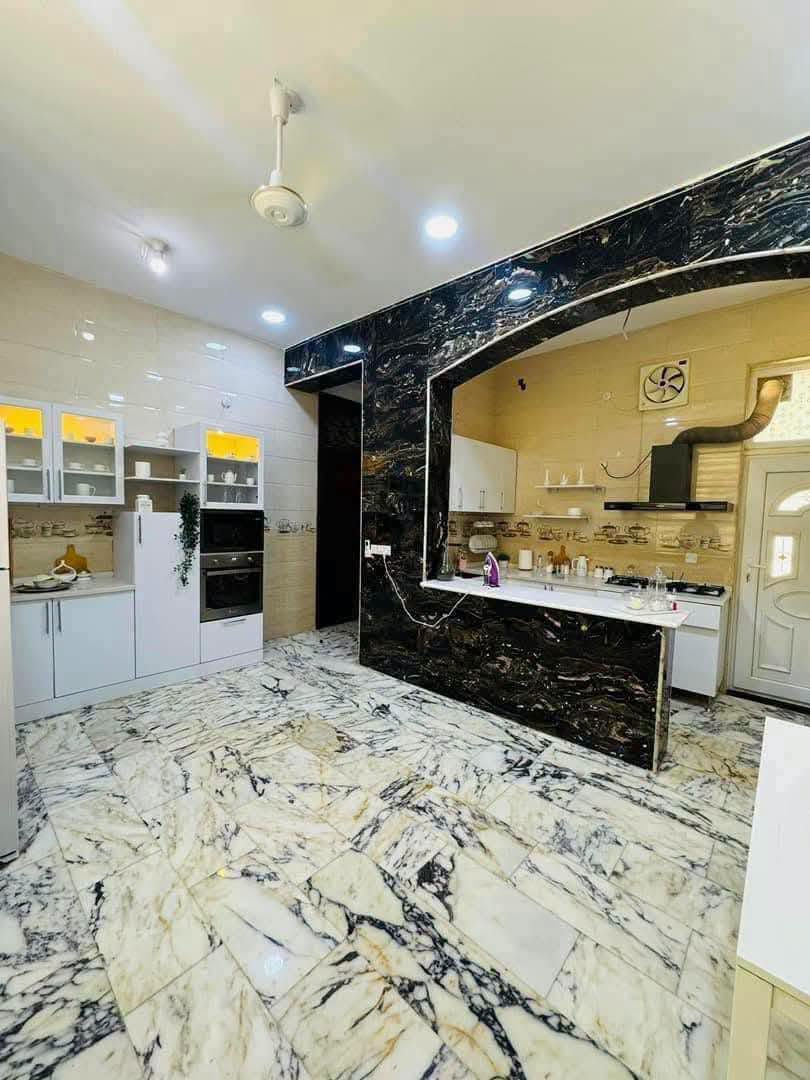 دار للبيع بناء حديث حله نادر الثانيه خلف معمل النسيج

مساحته 200متر طابو صرف

الواجهـــــــــة  10متر
النــــــــــــزال  20متر

طابقين ثلاث غرف نوم وصاله ومطبخ وحمام ومطبخ ومجمع صحيات وطارمه

عرض الشارع 15متر تبليط مجاري كافه الخدمات 

لـــلاســــتـــفـــســـار ***********
***********
مراجعة مكتب سومر للعقار نادر الاولى على الشارع الخدمي قرب حسينيه حنتوش
