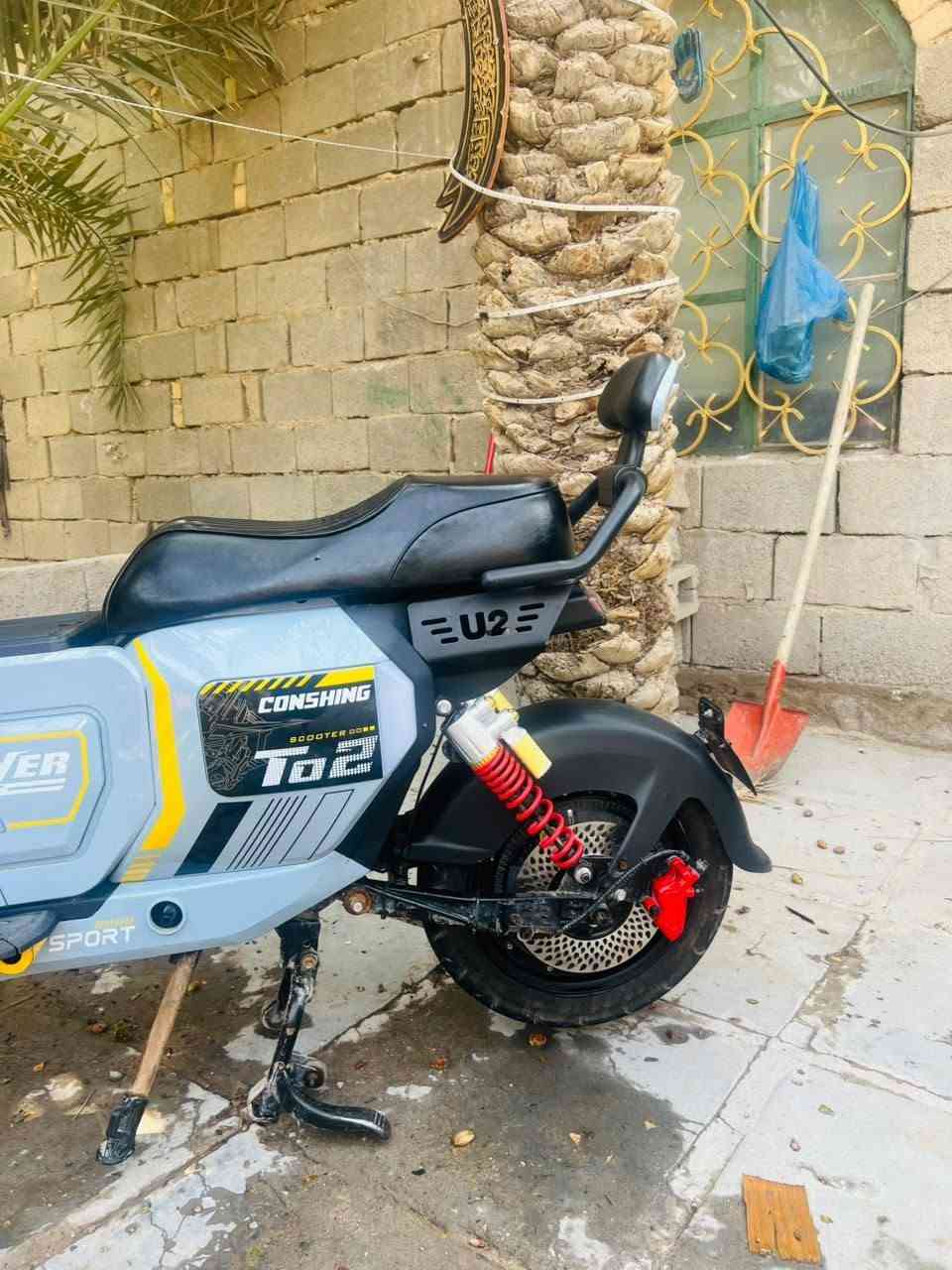 السلام عليكم احبتي 
دراجة شحن للبيع اسمها   TO2 
علمأ الدراجة بدون بطاريات 
استعمال سنة تقريبا 
ملفها 2000 ويل كبير حجم 12 
نضام الرجوع للخلف 
كهربائيات كاملة 
رزنة بلشارع 
تايرات جوبلس 
معاها شاحنة اصلية 
نواقص فقط دوسة السائق اليسار  بيها كسر ودوسة الراكب اليسار طايحة 
غير هاذا الشي دراجة جديدة 
ماخذها ب 850 
رايدها 375 مجال بسيط لجادين بلشراء 
عنوان : بصرة - هارثة -كرمة علي  
***********
