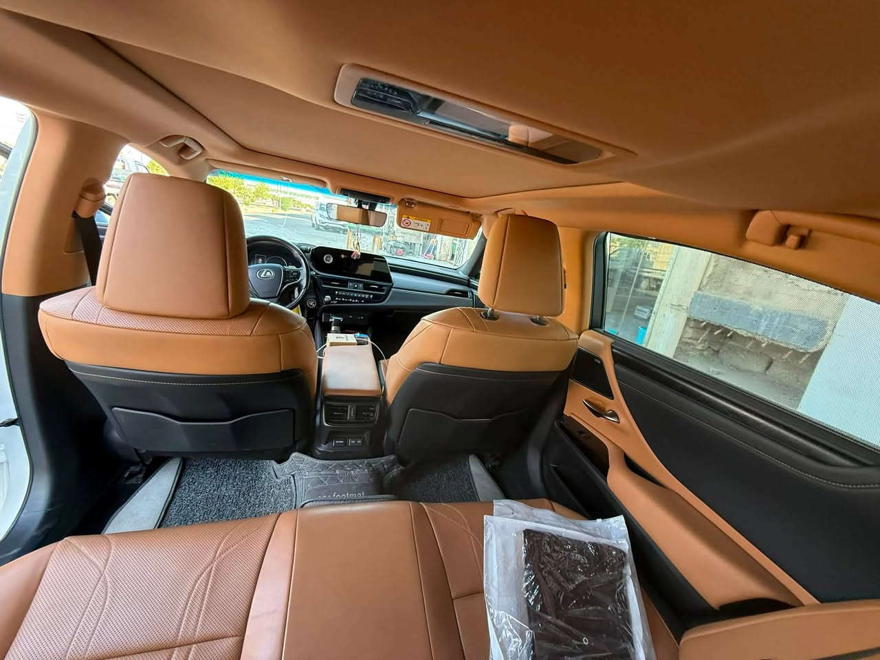 🚘🔥 للبيع لكزس ES 350 بلاتينيوم – Platinum 🔥🚘

🔹 الموديل: 2023
🔹 الفئة: ES 350 Platinum
🔹 الوكالة: شركة ساز
🔹 اللون: أبيض 🤍
🔹 الممشى: 60,000 كم
🔹 السعر: 40,000$ 💵 وقابل للتفاوض بالمعقول

🛡️ السيارة مكفولة بكفالة الشركة
📋 الكفالة سارية والسيارة بعدها ضمن الضمان في الشركة، والفحص متاح للتأكد من كل التفاصيل.

✨ المواصفات والتجهيزات:
• محرك V6 3.5L
• قير أوتوماتيك
• فئة Platinum فل أوبشن
• مقاعد جلد فاخرة
• مقاعد كهربائية
• تبريد وتسخين المقاعد
• ذاكرة للمقاعد
• دركسون كهربائي
• دركسون متعدد الوظائف
• شاشة وسطية
• نظام ملاحة
• كاميرا خلفية
• حساسات أمامية وخلفية
• رادار وأنظمة أمان متقدمة
• مثبت سرعة متكيف
• تحذير مغادرة المسار
• مراقبة النقطة العمياء
• فتحة سقف
• إضاءة داخلية فخمة
• تشغيل بصمة / زر تشغيل
• دخول ذكي بدون مفتاح
• جنوط ألمنيوم أصلية
• نظام صوت فاخر
• تكييف أوتوماتيك
• ستائر خلفية
• مواصفات بلاتينيوم كاملة حسب تجهيز السيارة

🤍 السيارة نظيفة جداً وحالتها ممتازة، استخدام شخصي ومحافظة عليها، والضمان باقي بالشركة.

🔍 الفحص مفتوح بأي مكان يختاره المشتري
💰 40 ألف دولار وقابل للتفاوض للجاد فقط

❤️‼️التواصل اتصال او مراسله علر الرقم الشخصي
***********
واتساب *********** العنوان الرمادي ‼️
