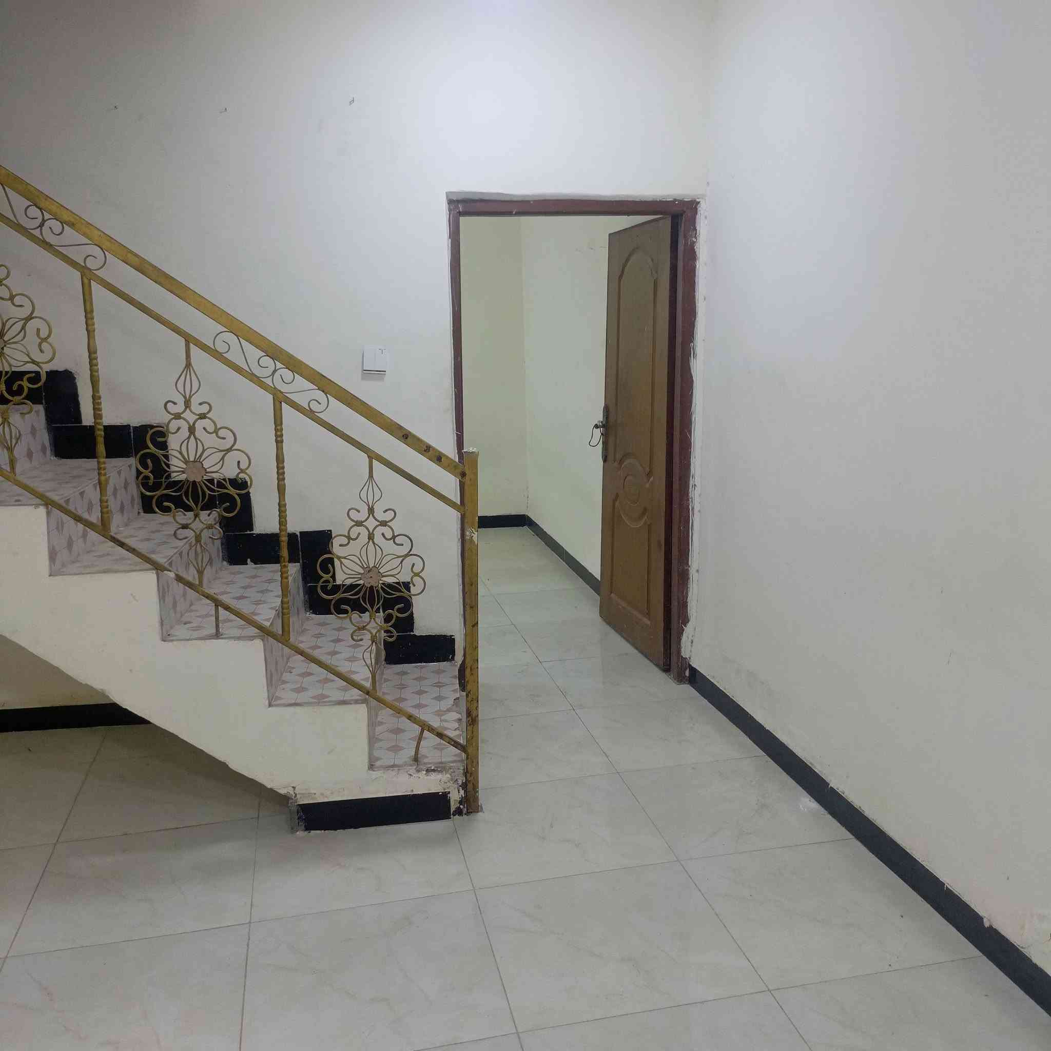 السلام عليكم بيت للايجار مساحة 200متر يحتوي على غرفة نوم وكلدور ومطبخ وصاله وحمام وطارمه وحديقة والطابق الثاني غرفة نوم وبيتون العنوان الأساتذة مدينة حمورابي السياحية شارع الشهيد عميد قيس المعموري بنفس الشارع تبليط خدمات كامله تفاصيل اكثر الاتصال على الرقم *********** بي واتساب أو خاص موجود
