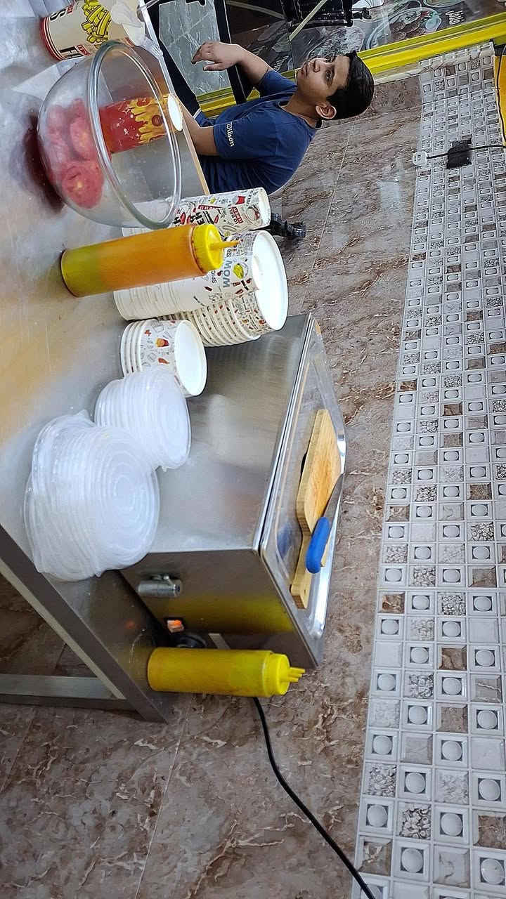 سلام عليكم غراض مطعم للبيع كله سل استيل اتريد بس الغراض اتريد اتفتح بلمحل المكان ركن عبجيه ***********
