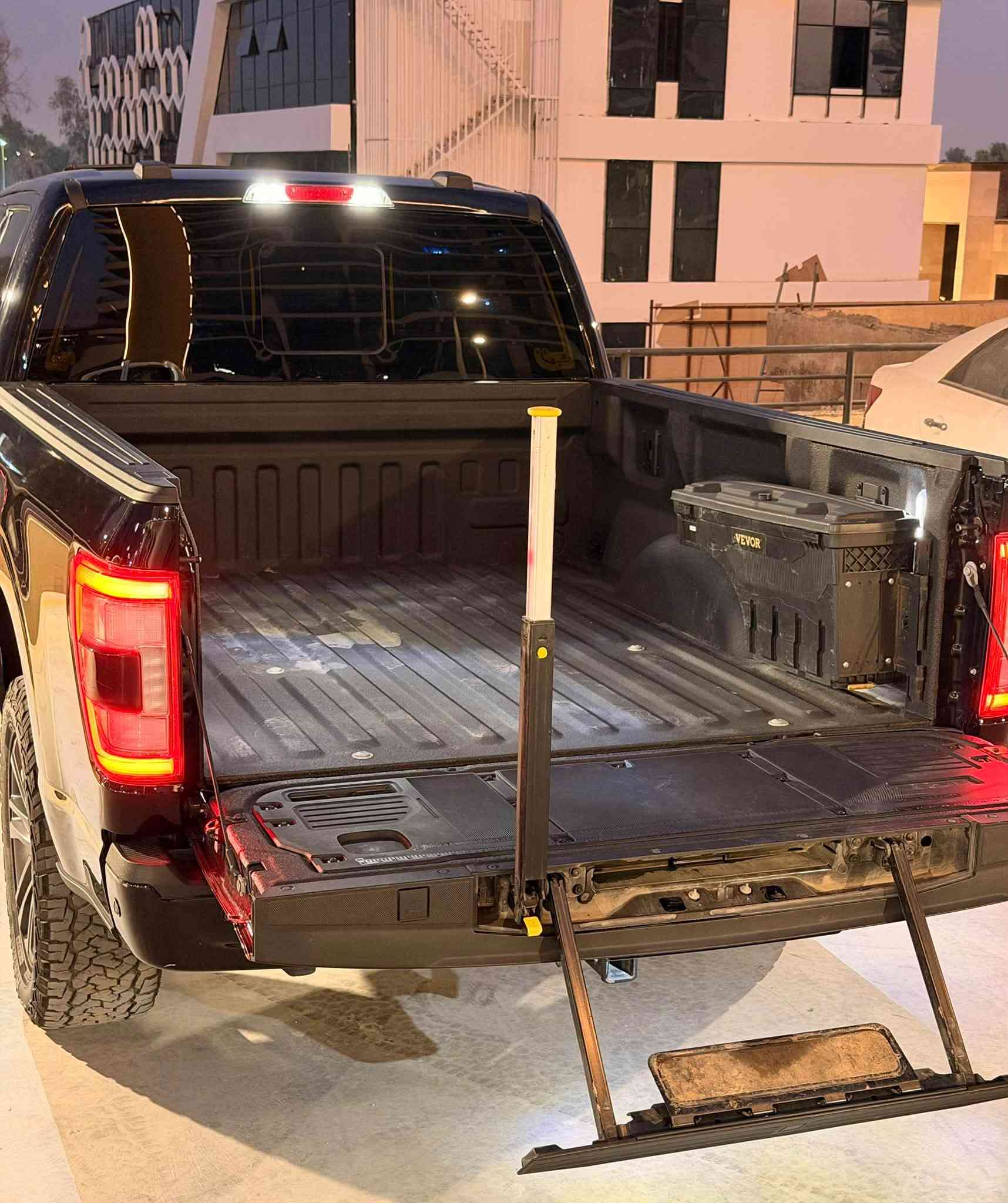 فــــورد F150 لاریـــات و هـــایبرید / استيراد خاص VIP
موديل / ٢٠٢٣ - بودي طويل
ماشية / ٤٥ مايل فقط 
ســـعر / ٣٧٥ 💲 
لـــون / اســـود + مغلف ppf البجم 
🔹 مكينة / ⚡️ Hybrid +  3.5 Twin Turbo
🔷 مـــواصـــفــات / بــانــوراما - هــایبــرد - شــــاشـــة ذكية كبيرة - شــاشـــة عداد اليكتروني - حـــســاسات امامي و خلفي و جانبي - داخل افخم نوعية جلد لونين - تايرات و ويل حجم بلادي عملاق - انارات اضافية داخل بودي و جوانب سيارة - شاشة عربية - دواســـات کــهربائــیـــة - رادارات امامي و خلفي - سماعات بالكشن و سقف - بانوراما كبيرة - منافذ كهرباء ٣٠ امبير - تشغيل عن بعد - مكينة ٣,٥ توين تيربو هايبريد - مضلل بالكامل - لايتات عدسة و زينون متحركة - هواية مواصفات اخرى ……. الخ 
 🔹الضرر و رقم شاصي / 1FTFW1ED0PFB45556
الحادث / تبديل بابين باادي نفس اللون + pdr شبر بالبودي + تصليح سيارة من دبي كلها بيدي و اني كصيت سيارة من امريكا . 
رقم / اربيل + موافقة تضليل 
موبايل 📲 :  ***********
موبايل 📲: ***********
