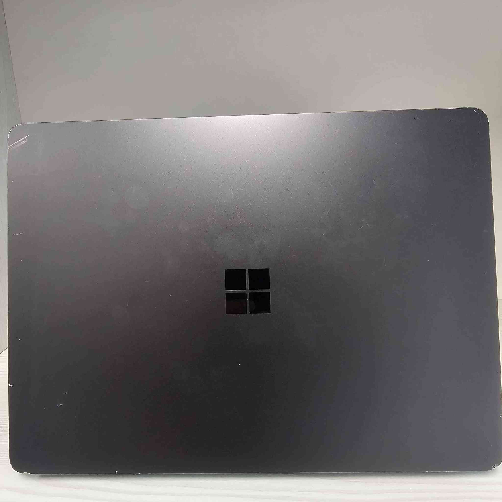 Microsoft Surface laptop 7 13.5 inch
احدث نسخة من شركة مايكروسوفت 
أبرز المواصفات والمميزات:
​💻 الشاشة: بحجم 13.8 إنش (تاتش - PixelSense Flow) بخاصية Frameless (حواف نحيفة جداً وزوايا مدورة)، تردد 120Hz متكيف، وألوان مذهلة ودقيقة مع حماية Gorilla Glass 5.
​⚡ المعالج: Qualcomm Snapdragon X Plus (معالج ثوري بـ 10 أنوية مزود بوحدة NPU مخصصة للذكاء الاصطناعي Copilot+ وأداء قوي مع استهلاك بطارية شبه معدوم).
​🧠 الذاكرة العشوائية (RAM): سعة 16GB LPDDR5x بسرعة فائقة (8448 MT/s) لتشغيل كافة البرامج والمهام بكفاءة عالية.
​💾 التخزين (SSD): هارد 512GB NVMe SSD سريع جداً.
​🔐 الأمان: يدعم خاصية التعرف على الوجه Windows Hello (Face ID) للفتح السريع والآمن.
​🖤 اللون: أسود ملكي (Black Finish) بتصميم خفيف وأنيق جداً.
​🔋 البطارية: بطارية ممتازة تدوم لساعات طويلة من العمل المتواصل.
​🔊 المميزات الإضافية: دعم Wi-Fi 7، Bluetooth 5.4، وسماعات Dolby Atmos.
​📌 حالة الجهاز: مستخدم (يحتوي على بعض الخدوش البسيطة، مع عمل فحص كامل للجهاز والأداء ممتاز 100%).
💰 السعر: 1,400,000 دينار عراقي.
🚚 التوصيل: مجاني لكافة المناطق والمحافظات!
​📍 المكان: الموصل - مكتب تكنو ماستر.
📞 للطلب والاستفسار: *********** (اتصال / واتساب). موصل, نينوى
