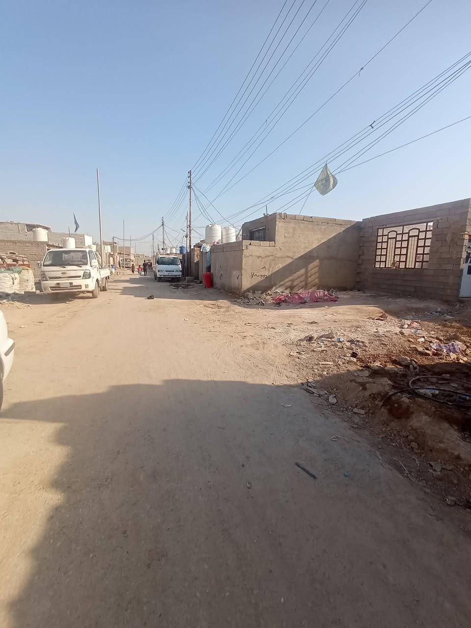 سلام عليكم بيت للبيع مساحه 200 بيه قرفتين مطبخ وصاله وستقبال لبيت بنيانه جديد صار سنه خدمات لمنطقه فول ماي وكهرباء مولد تبليط لي يرد بيت خوش مكان هدو لمنطقه ***********  بيه واتساب
