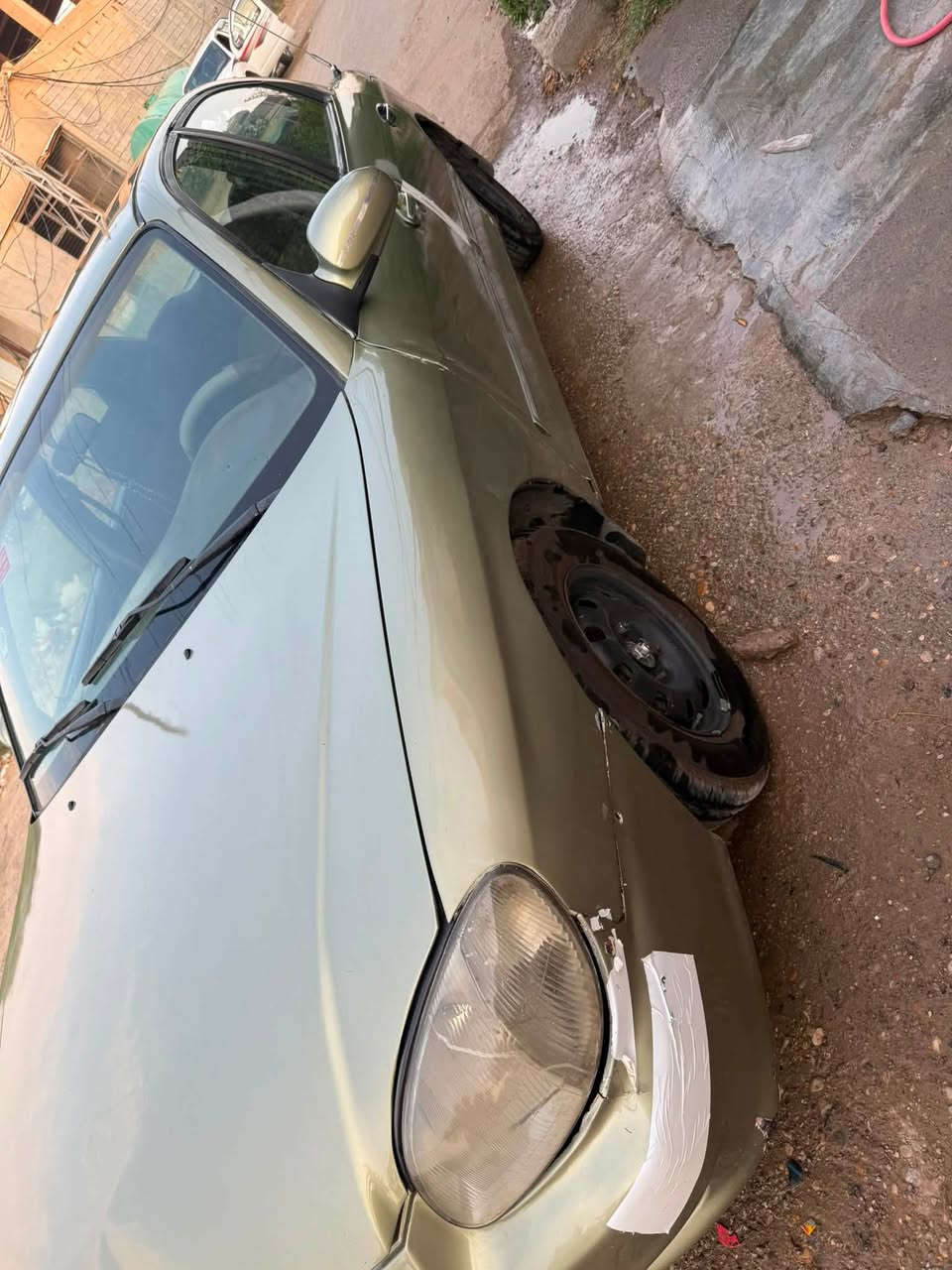 سلام عليكم سوناتة موديل ٢٠٠١كيرعادي صدر خلفي امامي نضيف كاعية جلدجام اربعة يصعدوينزل كهرباء كلها شغالة اي نقص مابيها تبريد ثلج كيرمحرك مكفولات تخم تايرجديد شرط مصبوغة عام بدون ضربة خياس رقم بغدادمشروع وطني سنوية ٢٩سيارة مال جني مصروف عليها كيجات كلها شغالة حتة بانزين  عارضة ٤٣بيها مجال مكان سيارة شهربان رقمي بي واتساب مراوس سيارة نظيف يرهم ***********بل عافية عل ياخذها
