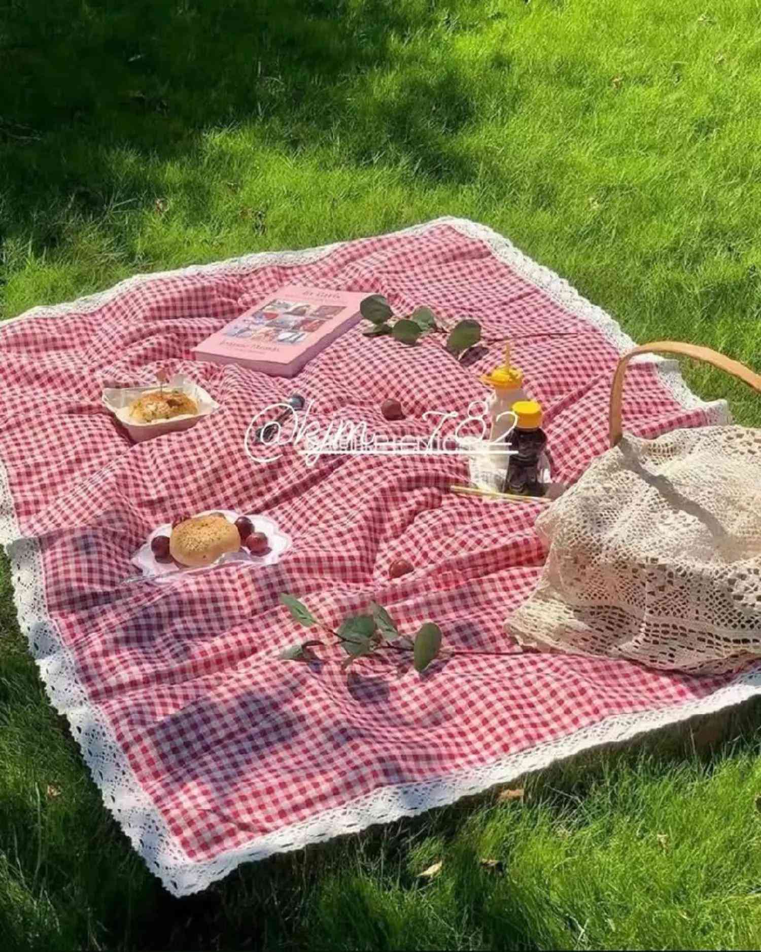 حابة تضيفين لمسة ترتيب ودفء لسفرتك؟ 😍 المفرش الكاروهات الأحمر يعطي مظهر مرتب ويغير شكل ميز الطعام بشكل كامل ✨ مميزات المفرش: ✅ خامة قماش ممتازة وتصميم كلاسيكي راقي ✅ مناسب للاستخدام اليومي، العزومات، والمناسبات ✅ سهل الاستخدام والتنظيف ويتحمل الغسيل ✅ متوفر بقياسين: 140×180 سم و140×140 سم تغيير بسيط بمظهر السفرة يفرق جداً بأجواء البيت! ❤️ للطلب والاستفسارات: *********** 🚚 توصيل لجميع محافظات العراق 🇮🇶 #مفرش_سفرة #مفرش_طعام #كاروهات #مفرش_أحمر #سفرة

نص مكتوب في الصور:
- مفرش قماش كاروهات أحمر للسفرة والمطبخ تصميم أنيق وبسيط قماش متين وسهل التنظيف تفصيلة القماش والدانتيل المقاسات 140 × 180 × سم وأيضاً 140 × 140 سم مناسب أيضاً للسفرات التوصيل متوفر لجميع محافظات العراق للطلب والاستفسار ***********
- @okum_782