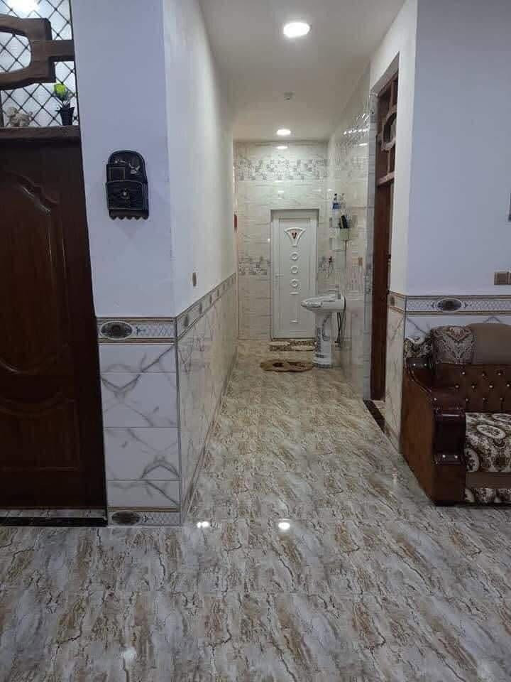 بيت للبيع في الكوت الجديدة سند 25 مساحته 300 متر ركن على شارعين
مكانه شارع الصب
بگاع الاماره  ركن علا شارعين ركن منهن علا شارع الصب والركن الثاني ع شارع التراب عرض الشارع 10 أمتار. الصفحتين
تحت البناء 225 متر
وباقي قطعه 75 متر
صابهه  رباط كامل  يعني مصبوبه مخططه رباط مال محلات فقط عوزهه
هيكله بل طابوگ 

بي اربع غرف نوم ثنين جوه وثنين فوك وستقبال وصاله حمام تواليت غربي تواليت شرقي مناور ثنين مطبخ حار مطبخ بارد وبي غرفه عل سطح بس ماكامله 
سعر 150 وبي مجال كلش قليل ***********
