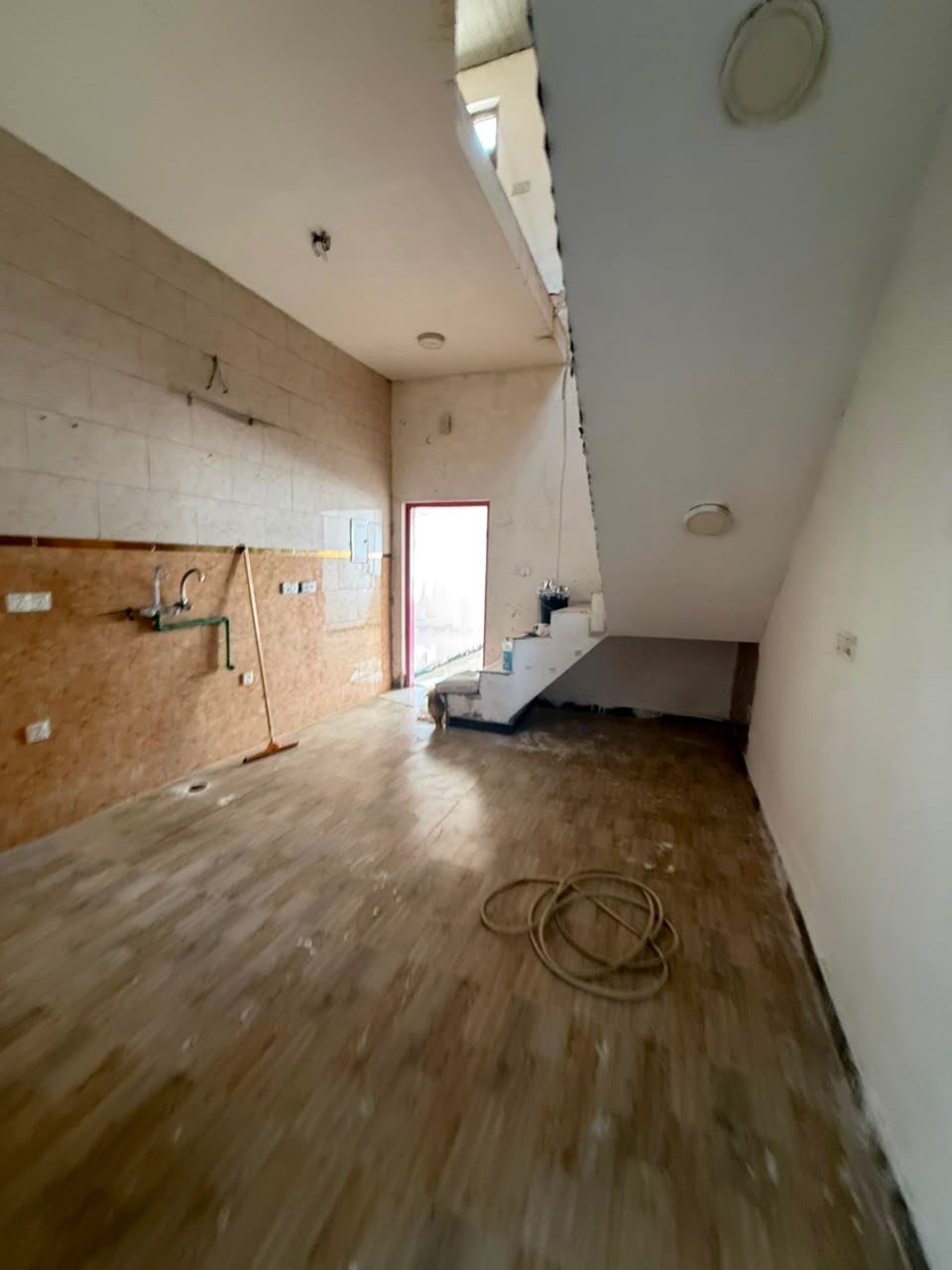 🏡 **للبيع بيت في حي الجهاد – خلف المخابرات طابو صرف **

📍 موقع مميز وهادئ
📐 المساحة: 100 م²
📏 الواجهة: 4 م × 25 م

مناسب للسكن أو الاستثمار، وبموقع مميز داخل حي الجهاد.

📞 للتواصل والاستفسار: الرقم الموجود في الصورة
البيت طابق واحد لو أكثر من طابق؟ وإذا بيه سطح أو حوش/كراج، ممكن توضّحونه؟: 
طابق 
شنو حالة البناء والتشطيب؟ هل البيت جديد وجاهز للسكن لو يحتاج شغل/تصليحات بسيطة؟: 
جديدة
الموقع بالضبط داخل حي الجهاد وين؟ وهل قريب من شارع رئيسي أو معلم معروف حتى يسهل على المشتري يوصل؟: 
جامع رسول الله (ص)
إذا موجود، شنو تفاصيل الخدمات: ماء، كهرباء، مجاري، ومنظومة/مضخة أو خزّان؟: 
كلها متواجده 