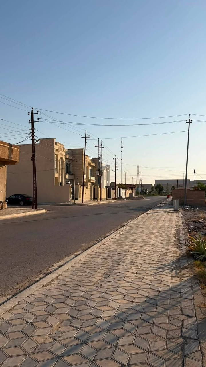 دار قديم يعتبر قطعه ارض للبيع 
موقع مميز  - تكريت - القادسية - حي الضباط - شارع جليل القصاب 
المساحة 420 متر 
واجهة  14 متر 
نزال   30 متر 
شارع 20 متر 
قرب المدارس 
قرب الجامع 
المنطقة تبليط كاملة  
كهرباء  + مجاري  + ارصفه 

مقابل الدار حديقة   

السعر / 370 مليون وبي مجال
الاتصال على الرقم االتالي 
***********
