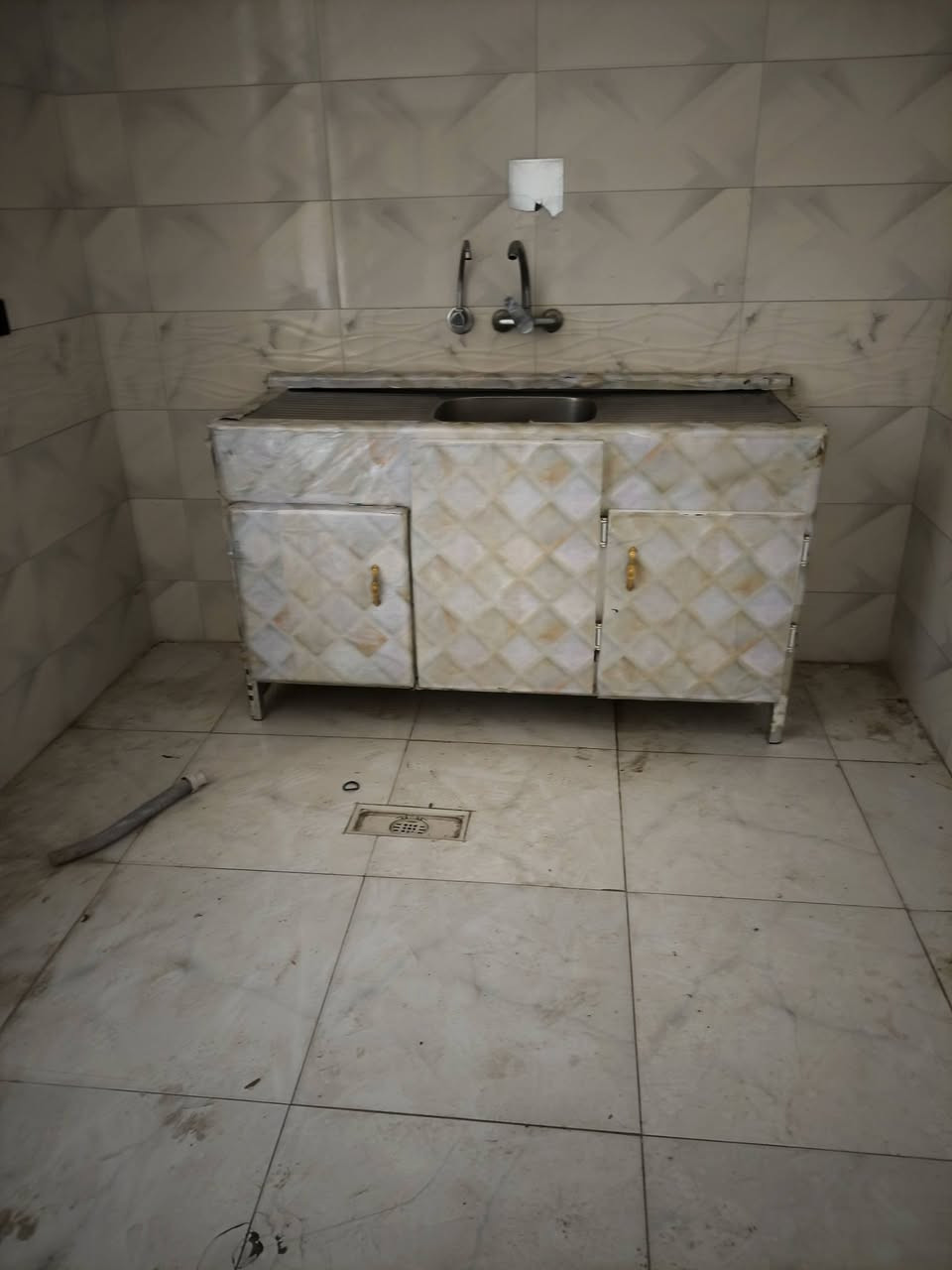 كاونتر للبيع نضيف ومناسب مكان كربلاء ***********
