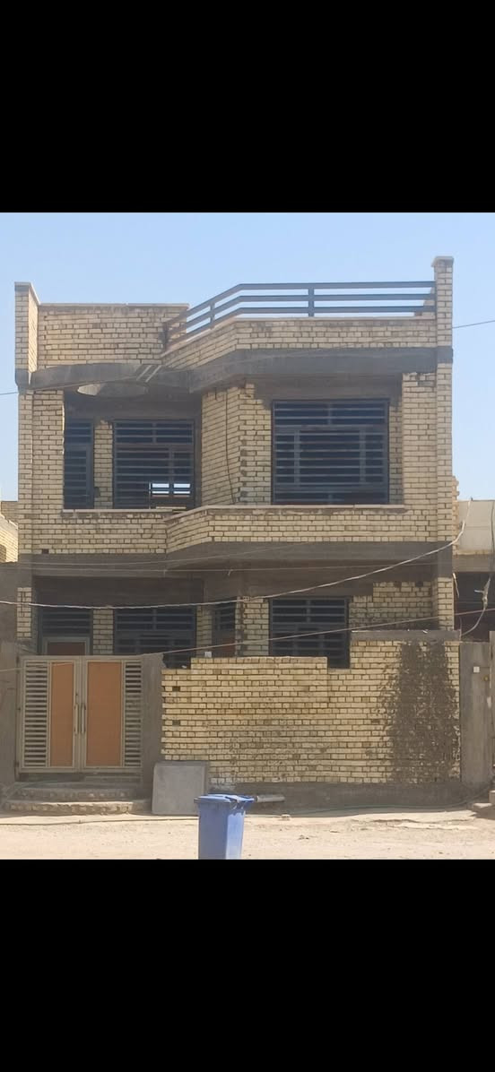 سلام عليكم دار للبيع طابقين مساحة١٢٨م واجهة٧ونص نزال ١٧م طابو زراعي سند٢٥ اقرار محكمه بناء طابوق  اساس رفت الطابق الاول يتكون من استقبال+مطبخ +صالة+غرفةنوم وحمام سويت وحمام مشترك ومنور الطابق الثاني يتكون من غرف نوم عدد٢ وحمام مشترك ومساحت درج وسطح خلفي البيت ماسس مي وكهرباء خدمات كاملة العنوان جسر ديالى الجديد منطقة الكرغوليه مقابل البانزين خانه  السعر خاص الاستفسار رقم الهاتف*********** يوجد واتساب ...
